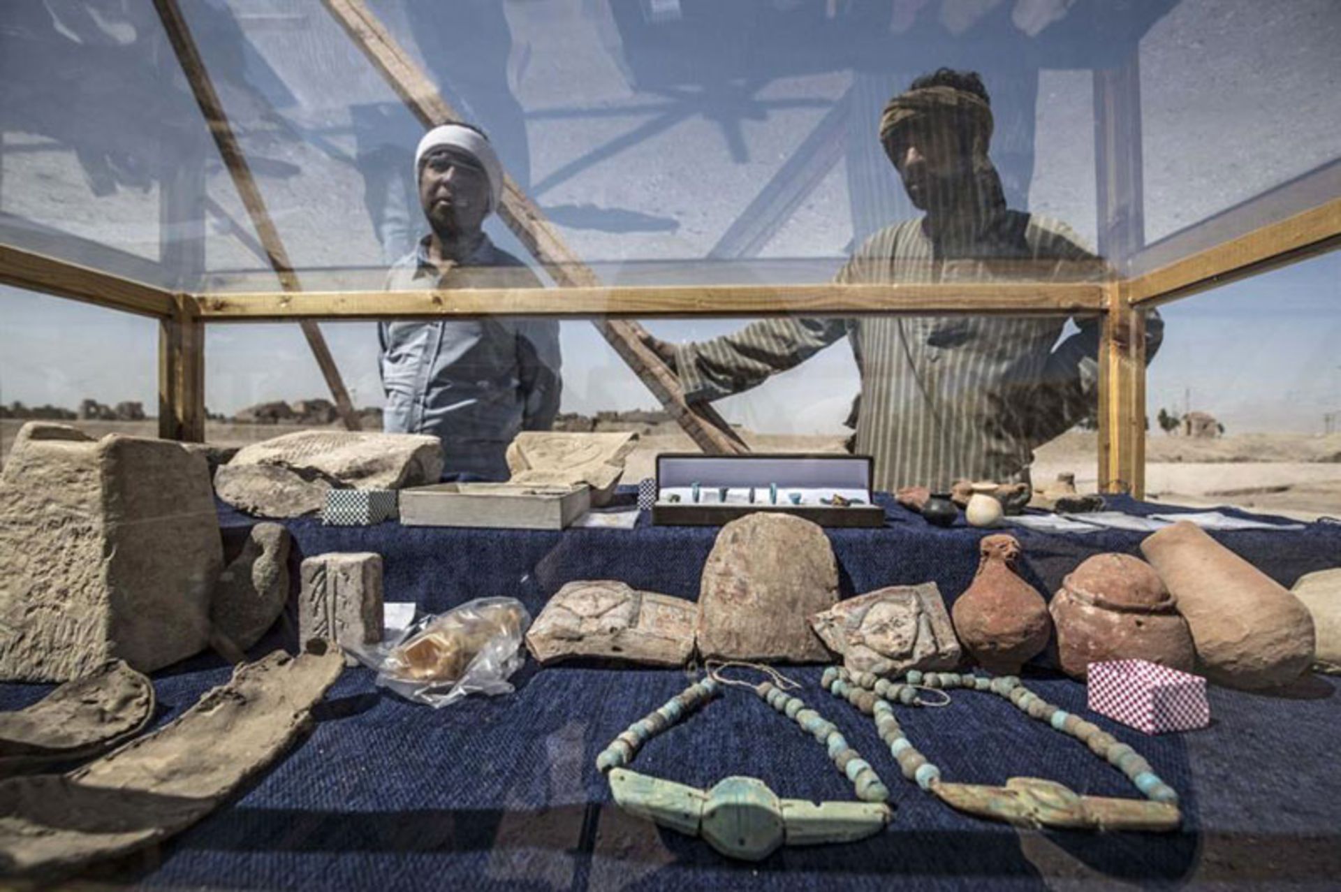 مجموعه‌ای از اشیای باستانی شامل گردنبندها، مهرها و ظروف کوچک کشف شده در آتن مصر