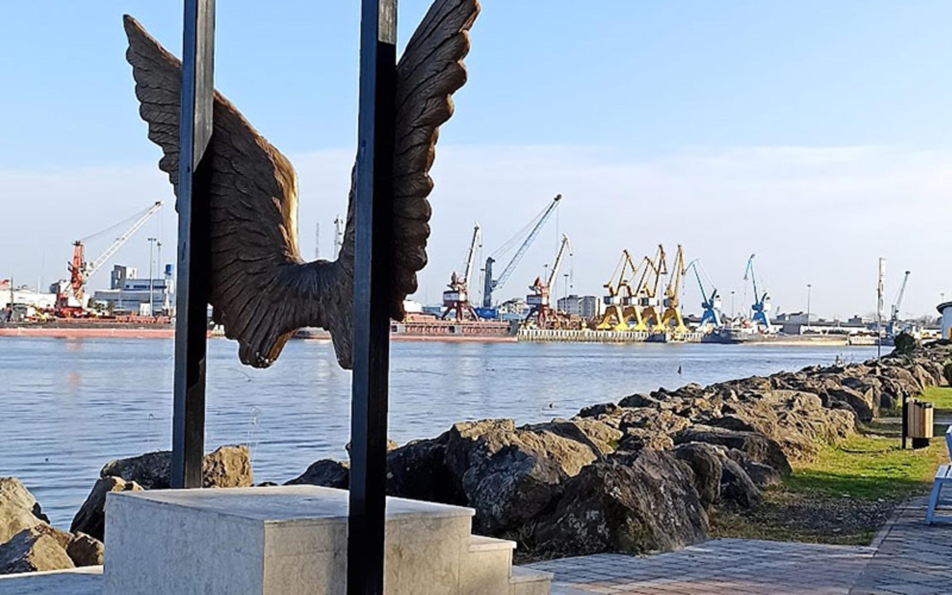مجسمه بلوار ساحلی انزلی