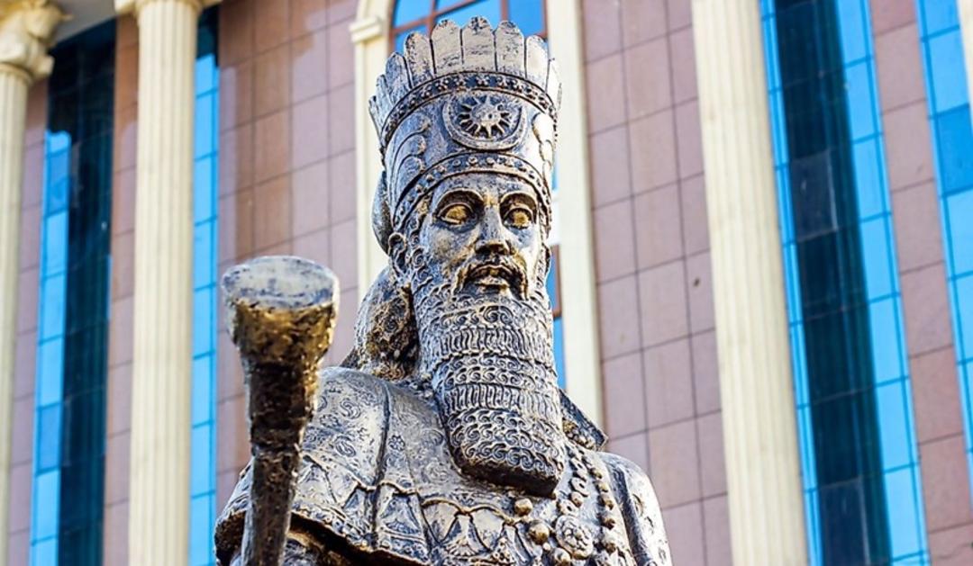 تندیسی برنزی از کوروش کبیر
