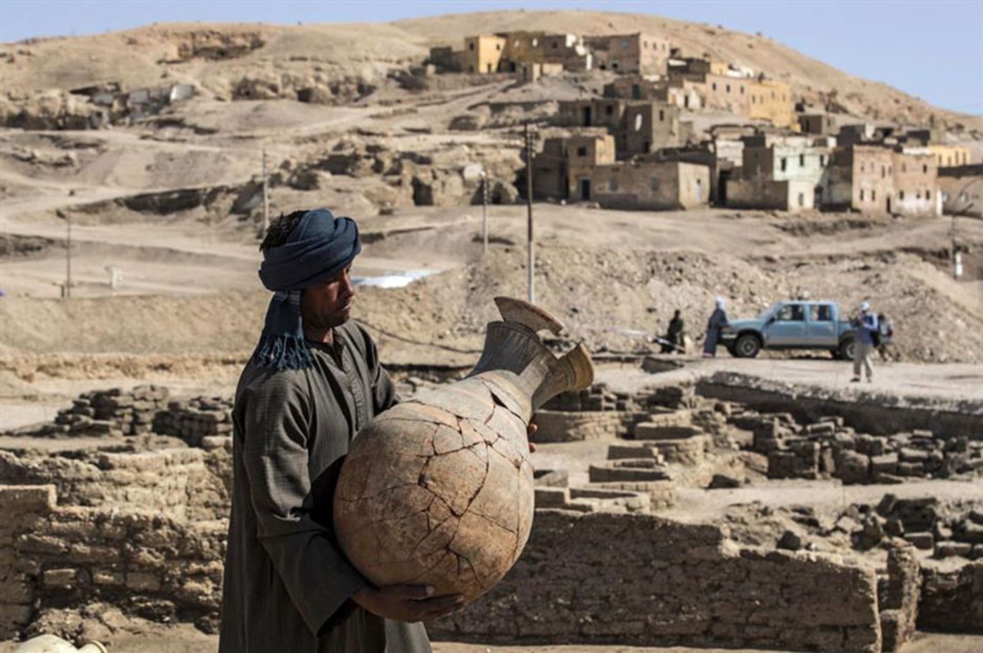 کوزه‌ای بزرگ و شکسته در محوطه باستانی آتن مصر