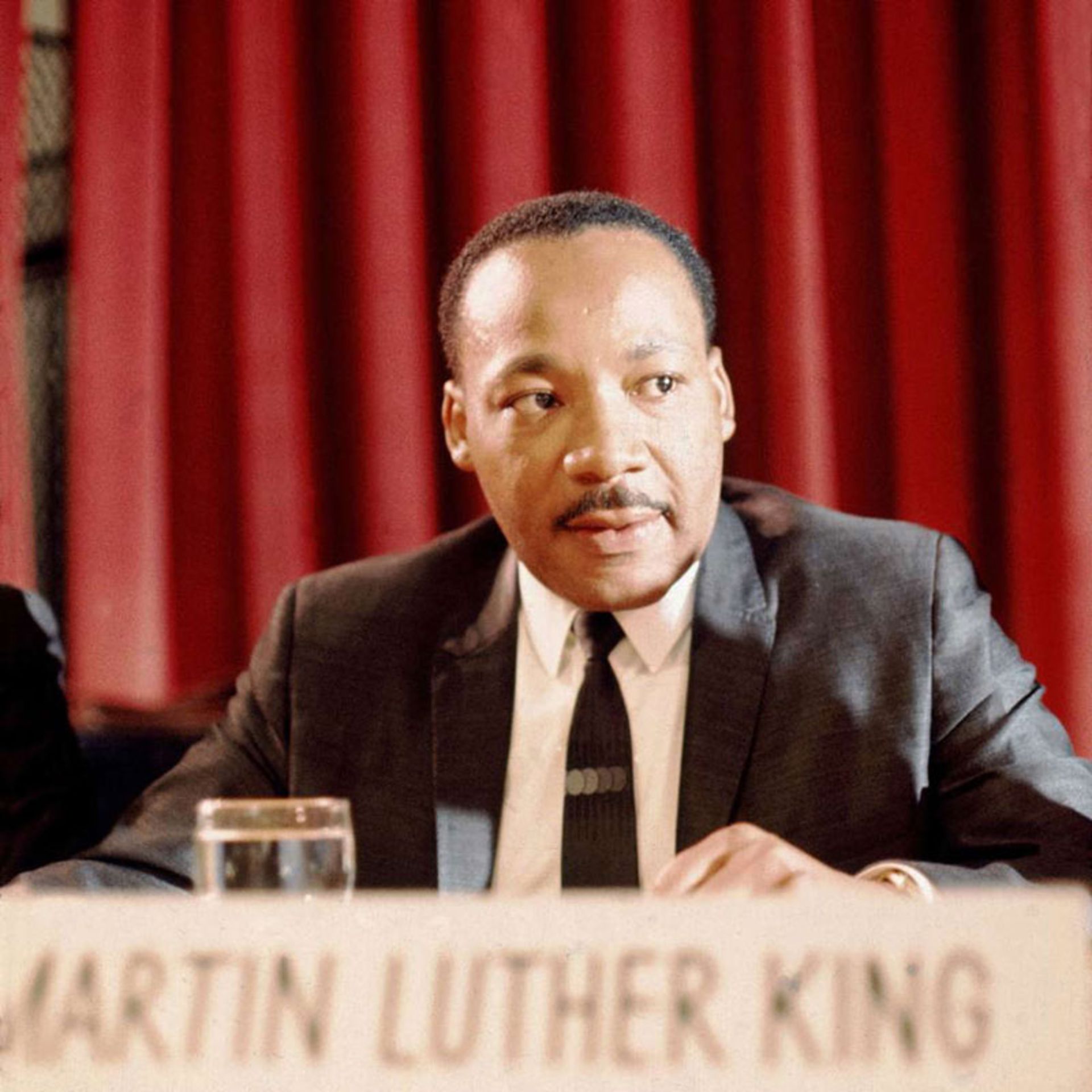 مارتین لوتر کینگ جونیور پشت تریبون