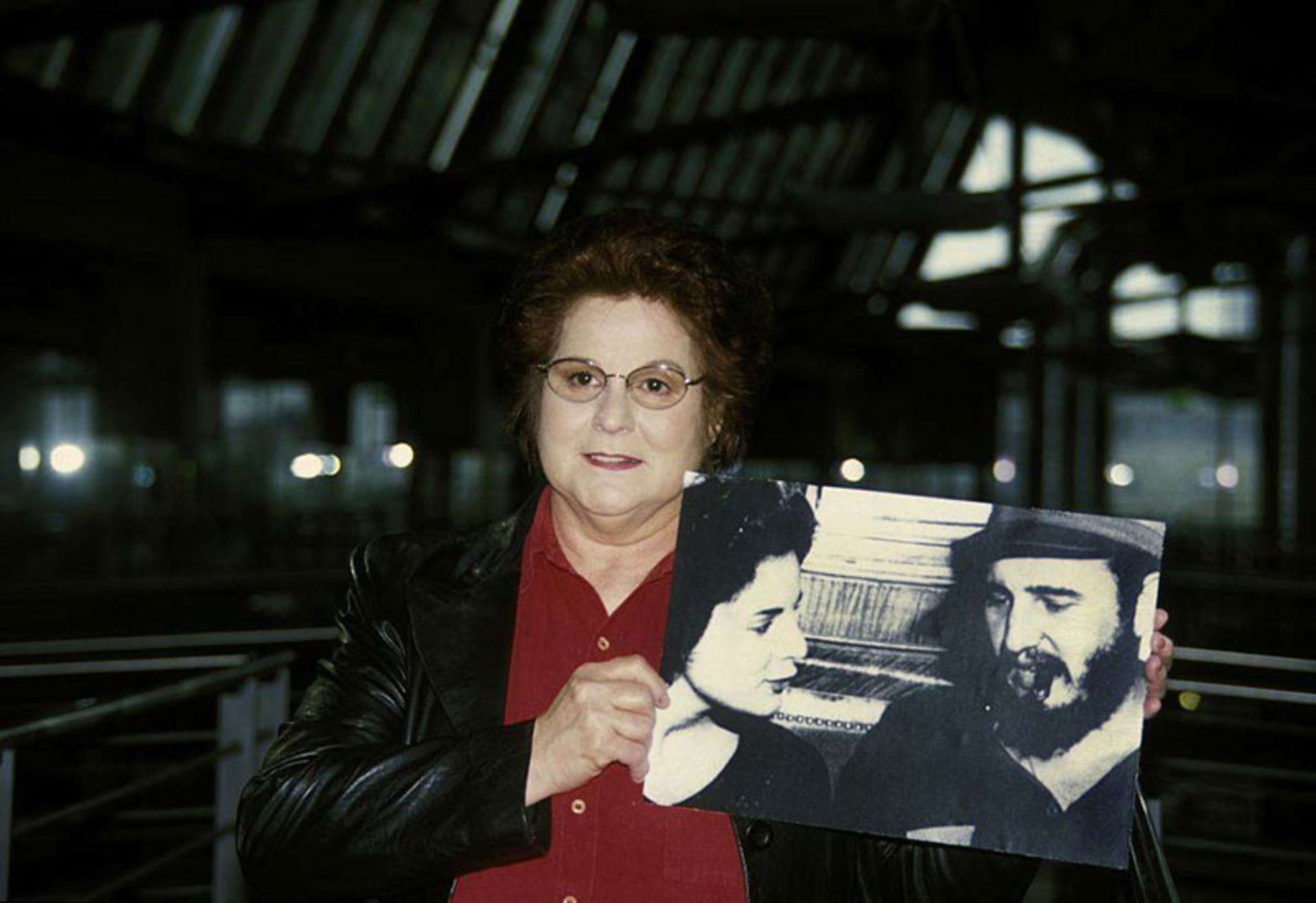 ماریتا لورنز با عکس فیدل کاسترو 