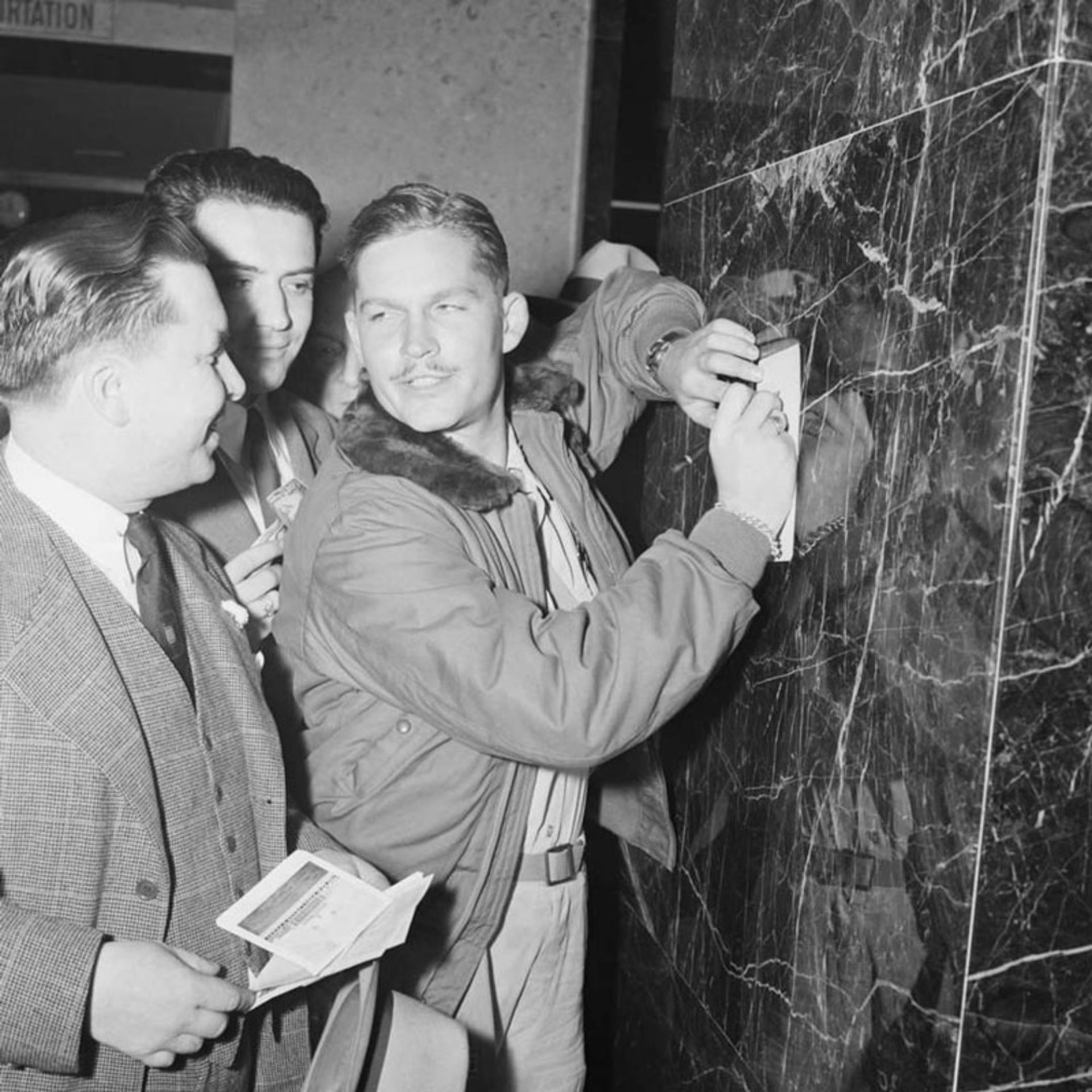 عکسی سیاه و سفید از مردی با کاپشن خلبانی 