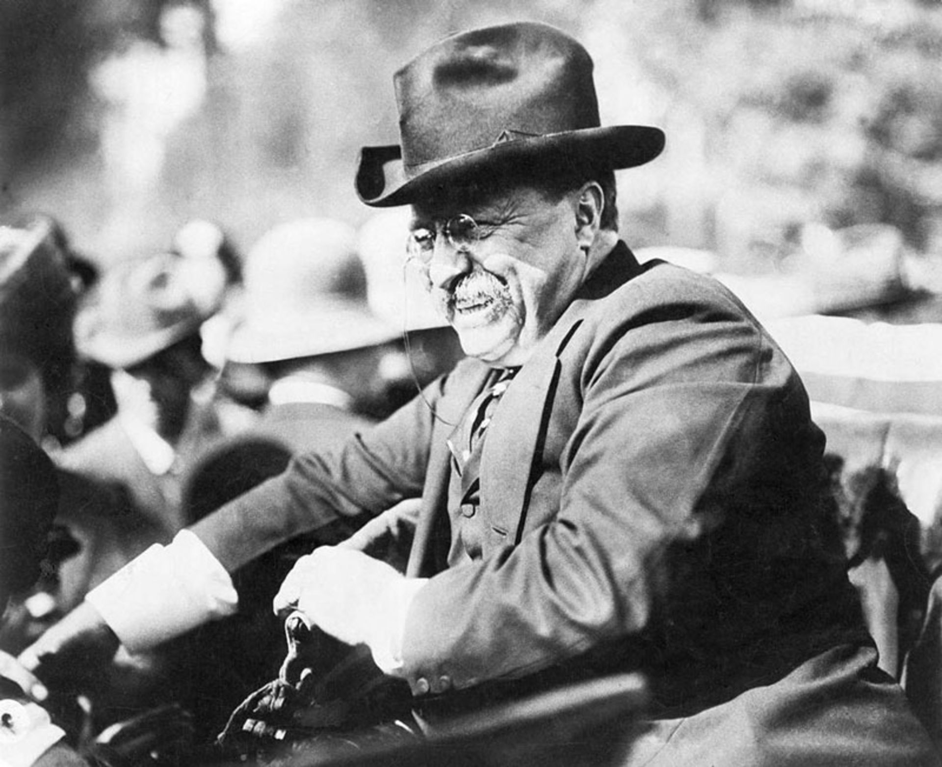 روزولت در حال سخنرانی با لبخند