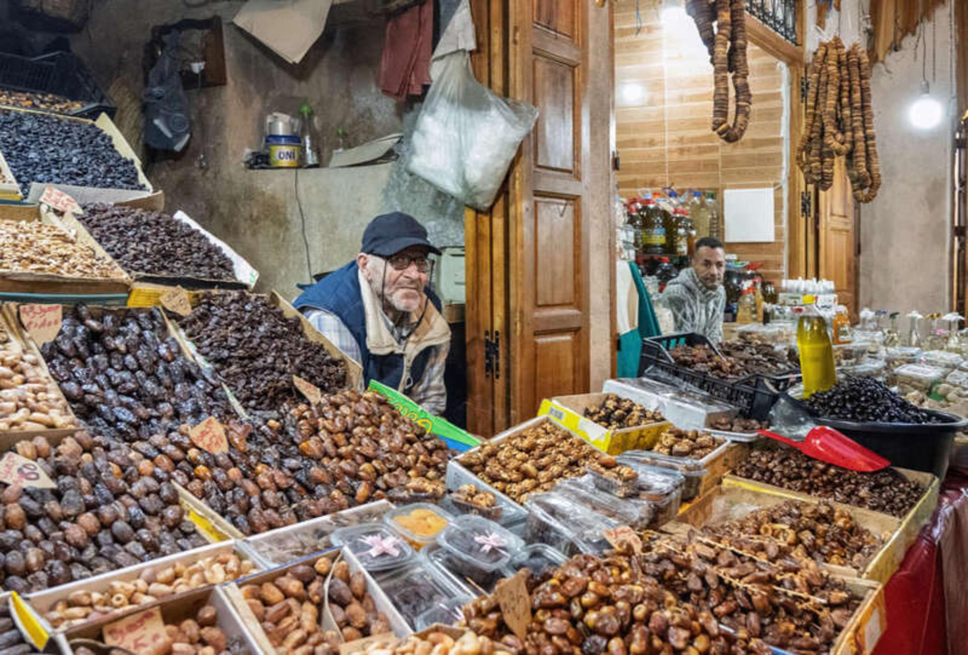 مرد خرمافروش در شهر فاس مراکش