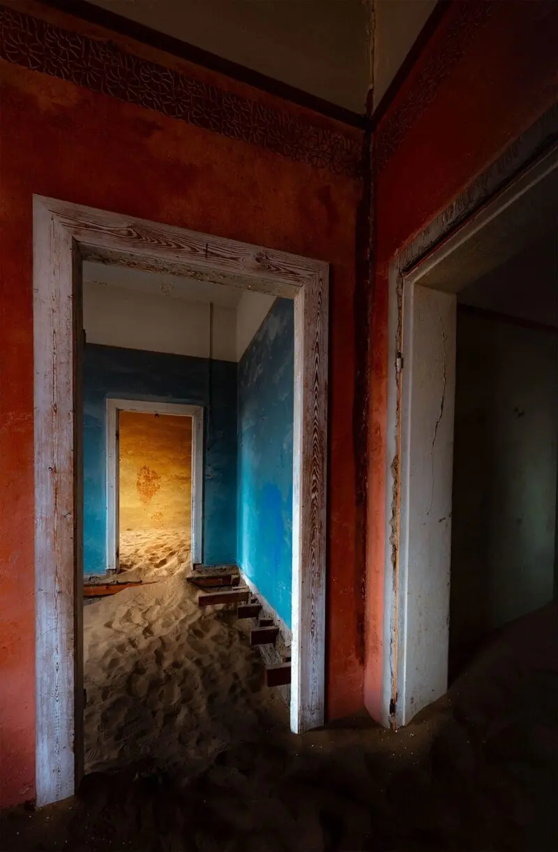 اتاق‌های متروکه در شهر ارواح کولمانسکوپ (Kolmanskop) که با شن پوشیده شده‌اند