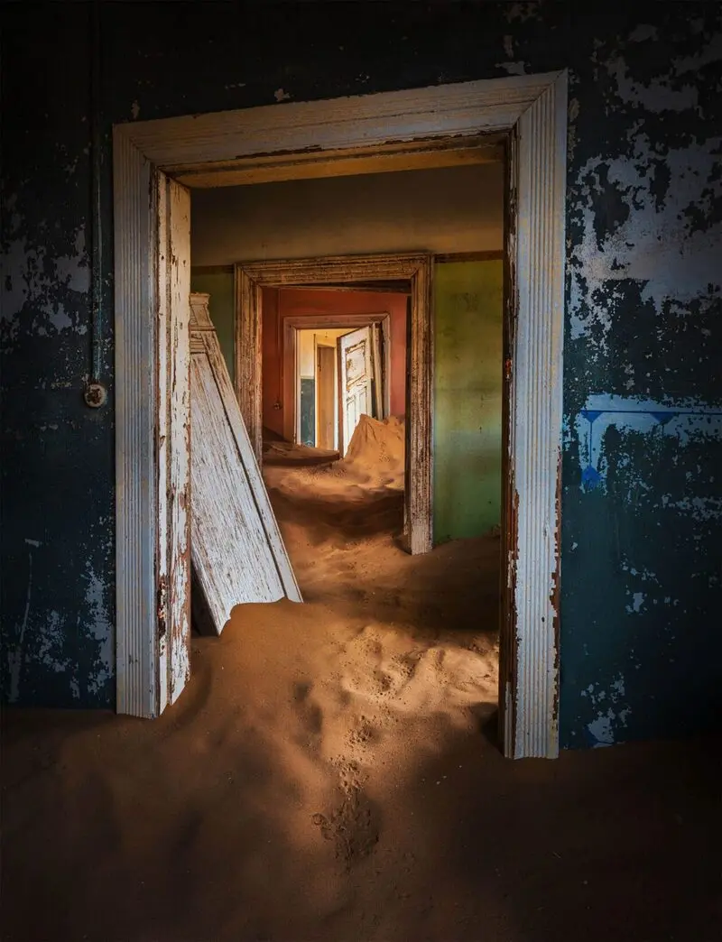 اتاق‌های متروکه شهر کولمانسکوپ (Kolmanskop) که با توده‌های شن پوشیده شده‌اند