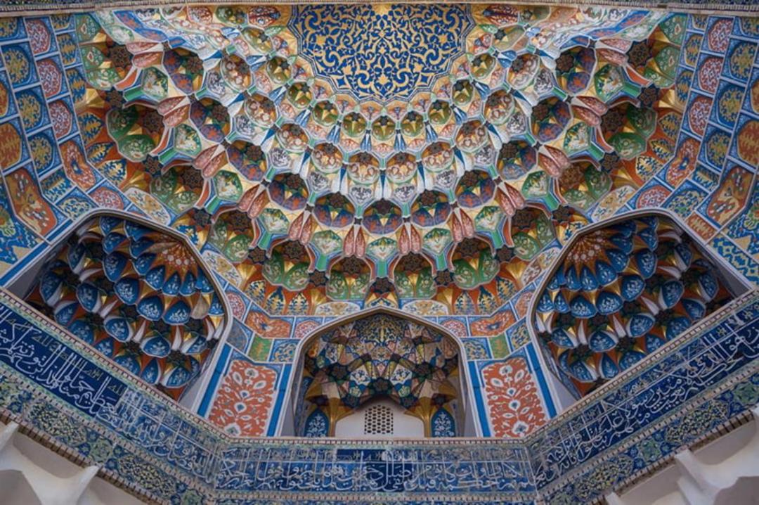 کاشیکاری و سقف رنگین مدرسه عبدالعزیز خان، ازبکستان