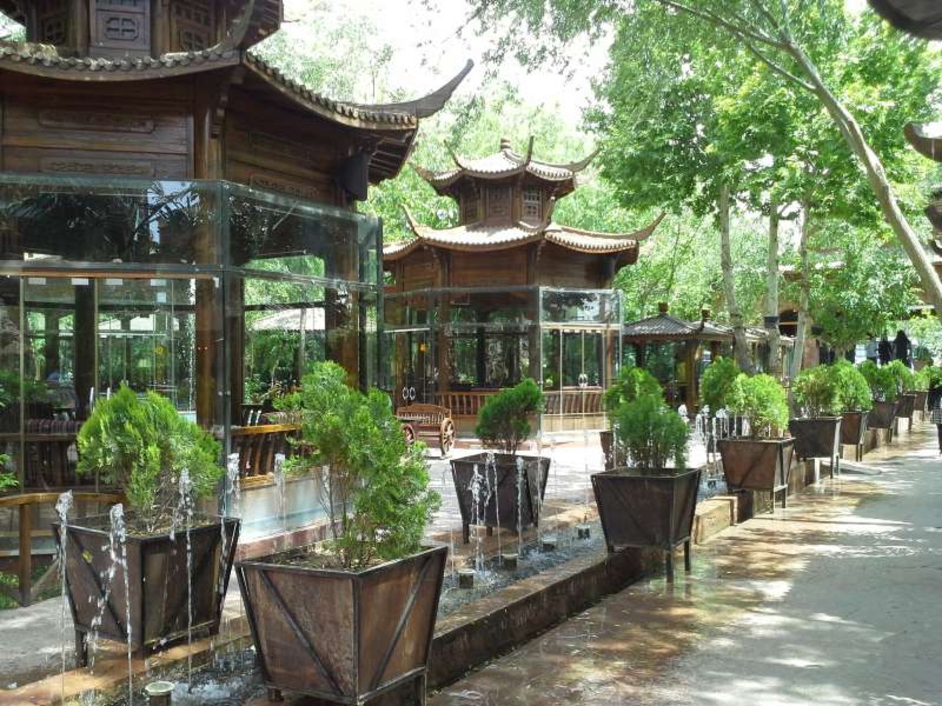 آلاچیق ها در حیاط در باغ رستوران شب نشین اصفهان