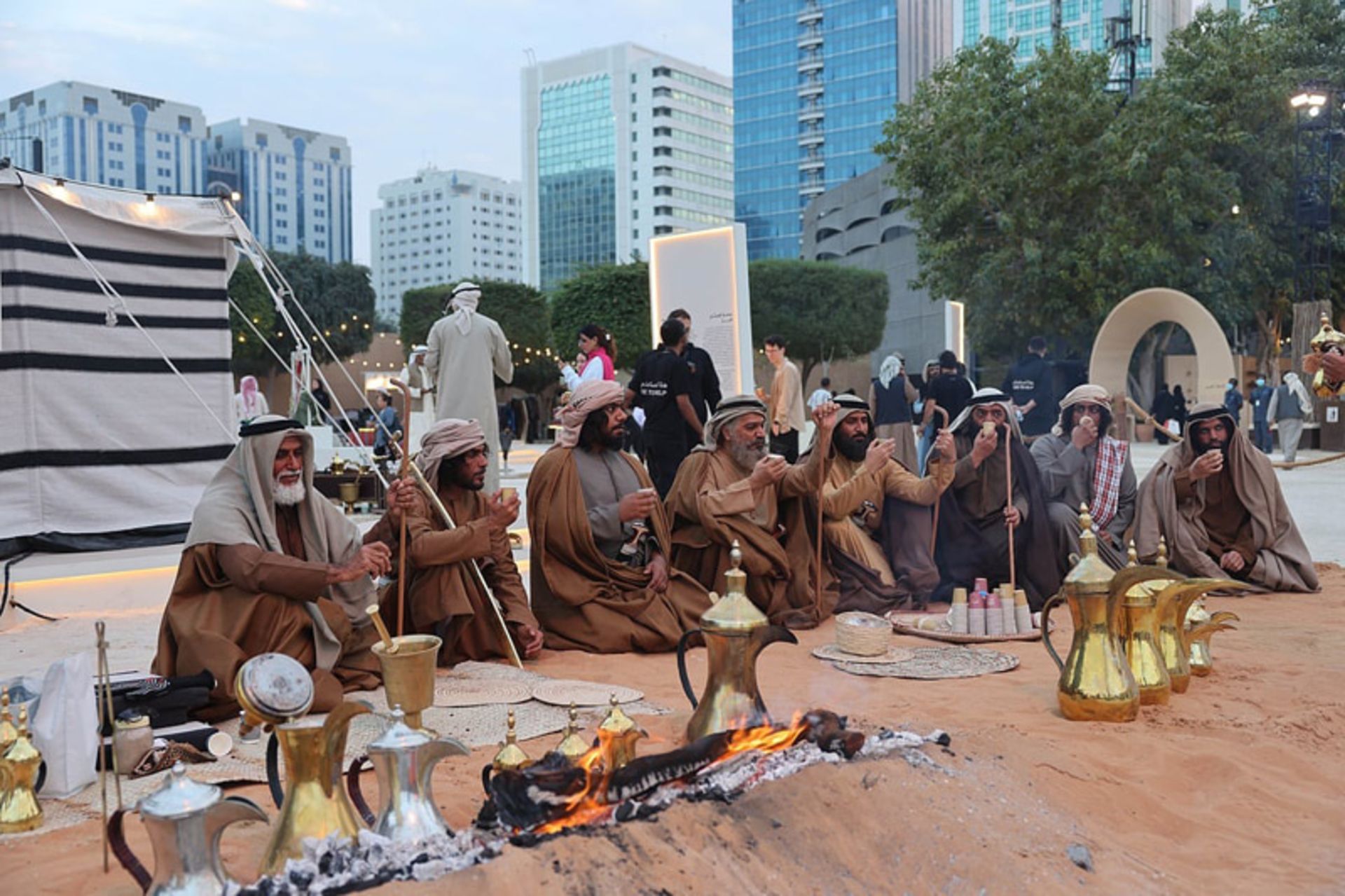بازدیدکنندگان جشنواره الحصن در محوطه تاریخی  قصر الحصن در ابوظبی