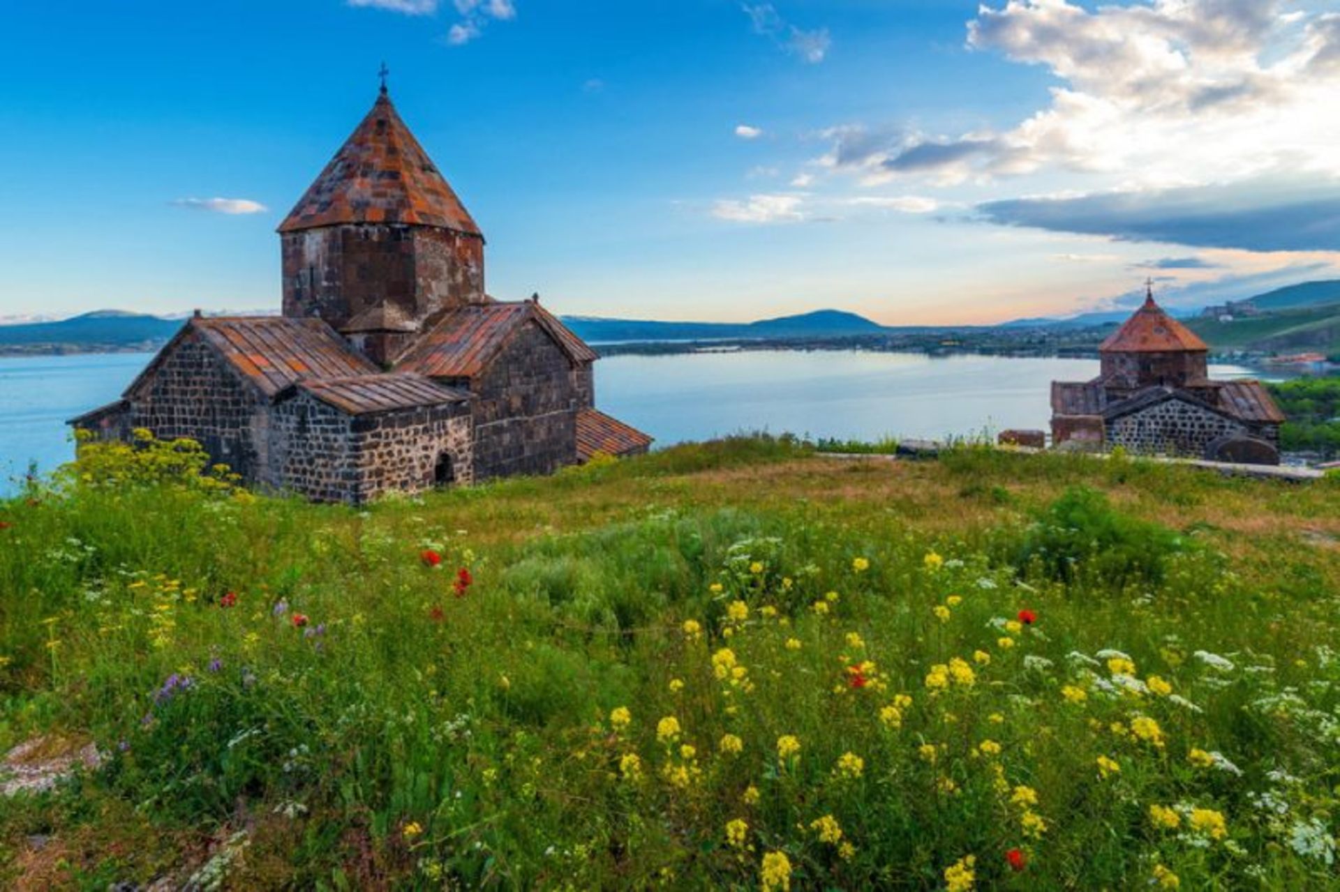 دریاچه سوان و طبیعت سرسبز اطراف آن در ارمنستان