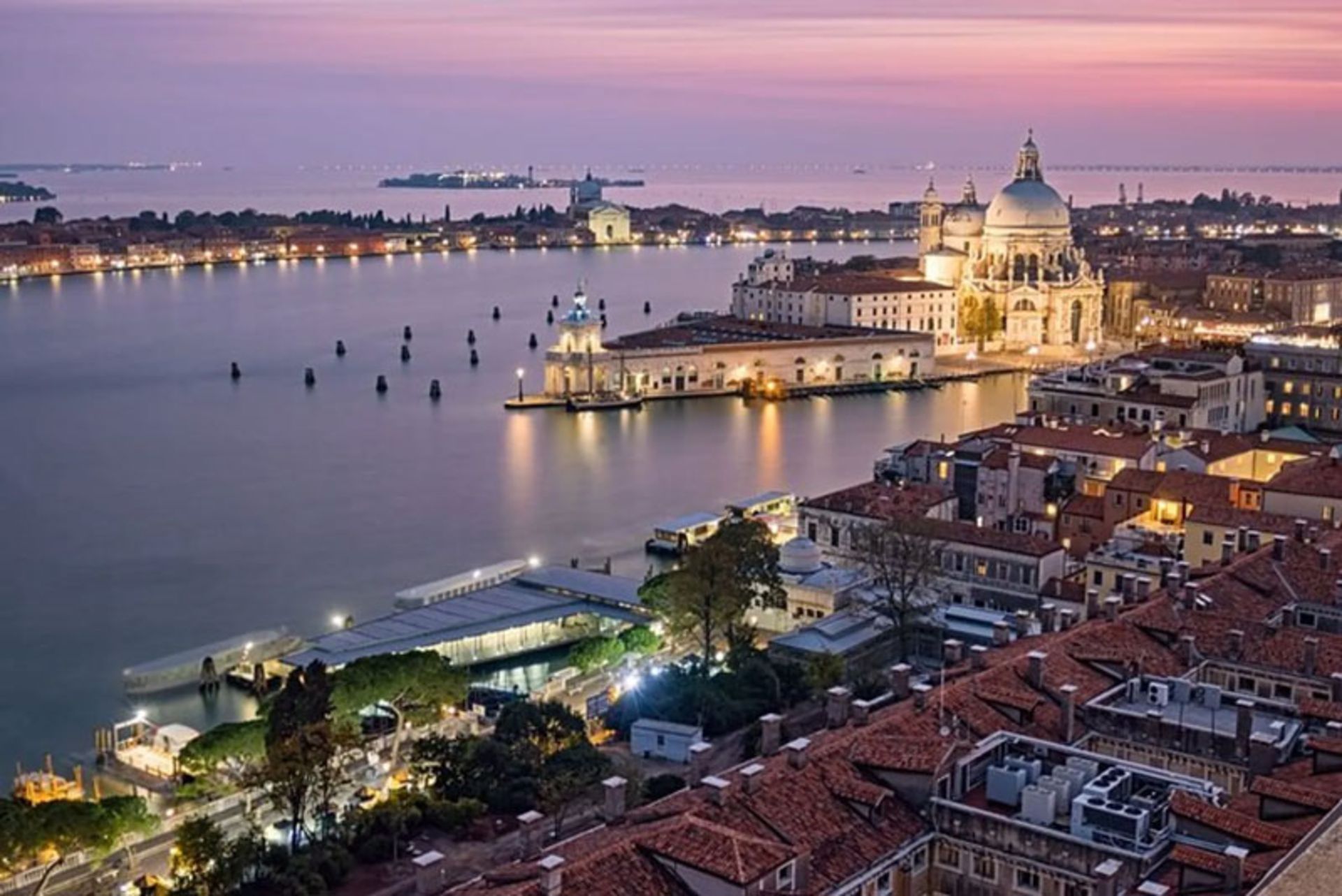 نمای پانوراما از شهر ونیز در هنگام گرگ و میش