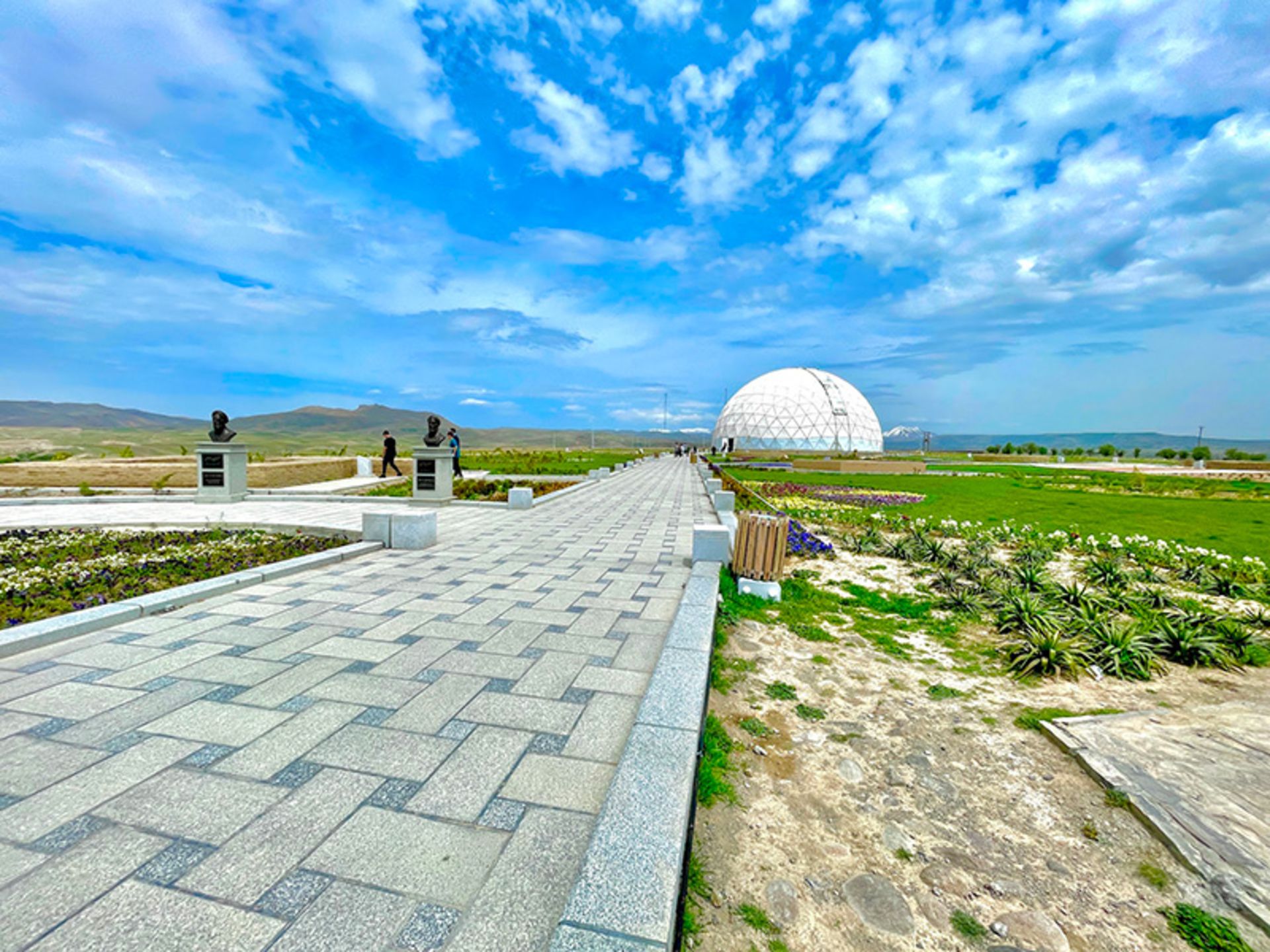 فضای سرسبز اطراف رصدخانه مراغه