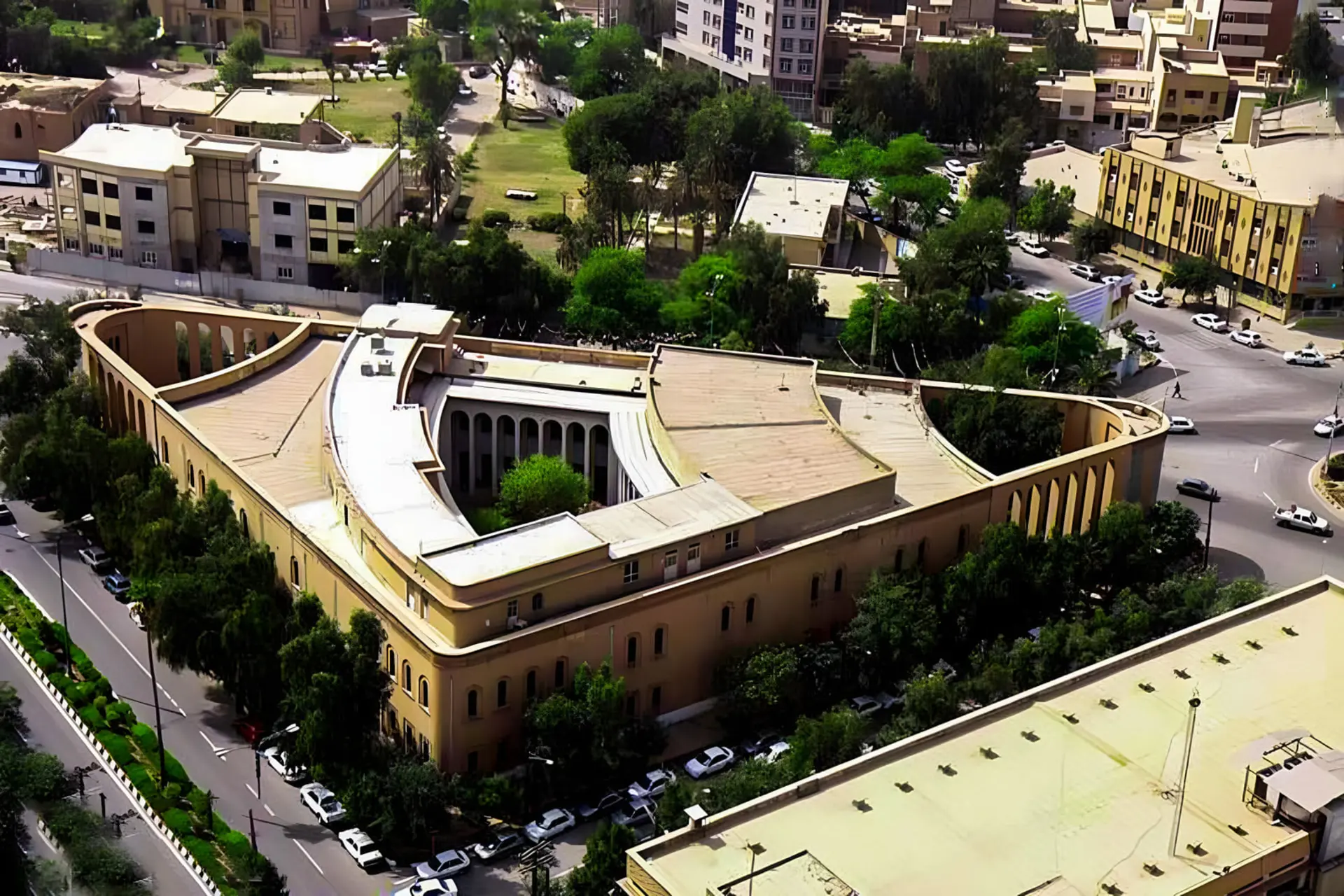 نمای هوایی از معماری خاص عمارت سه‌گوش در شهر اهواز