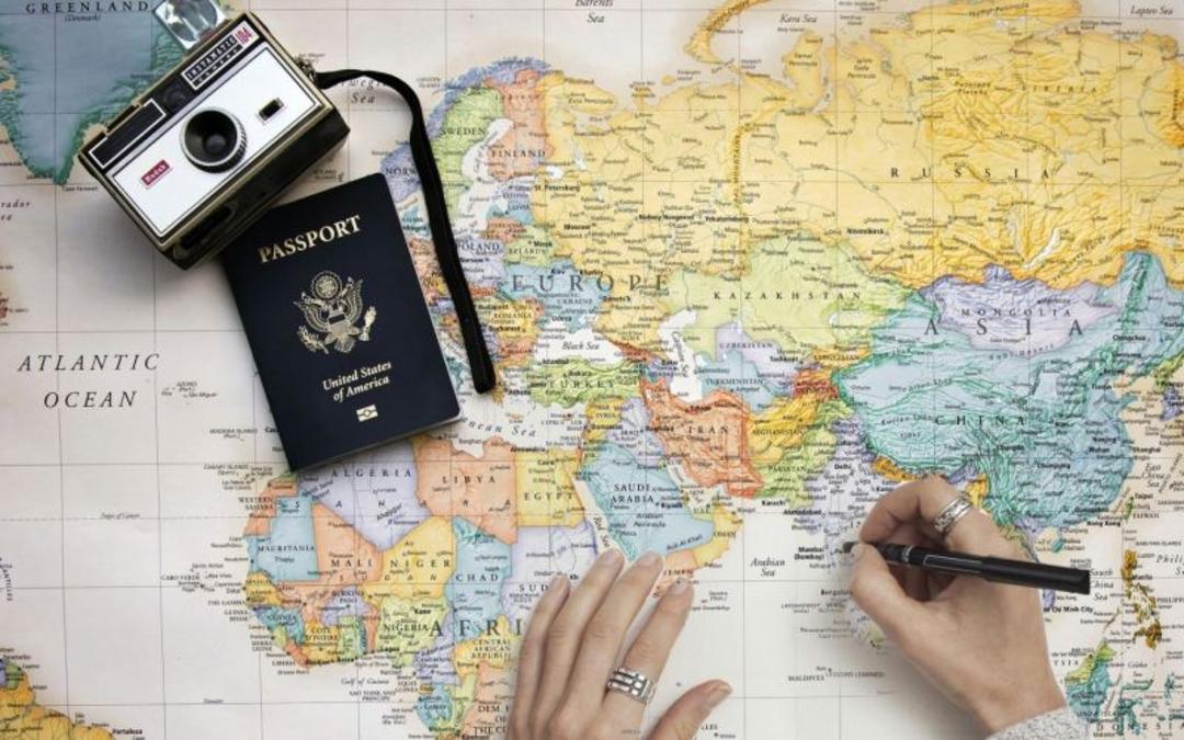 گذرنامه آمریکا روی نقشه کاغذی جهان