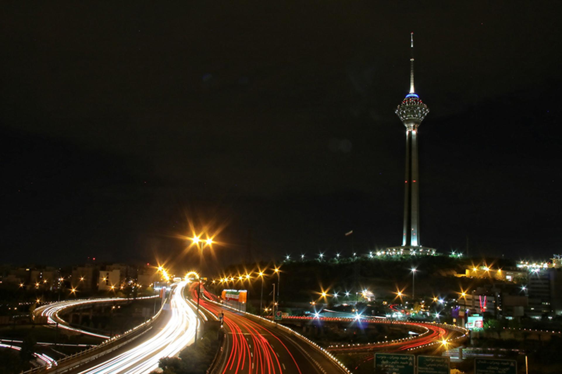 نمایی از مجموعه برج میلاد تهران در شب