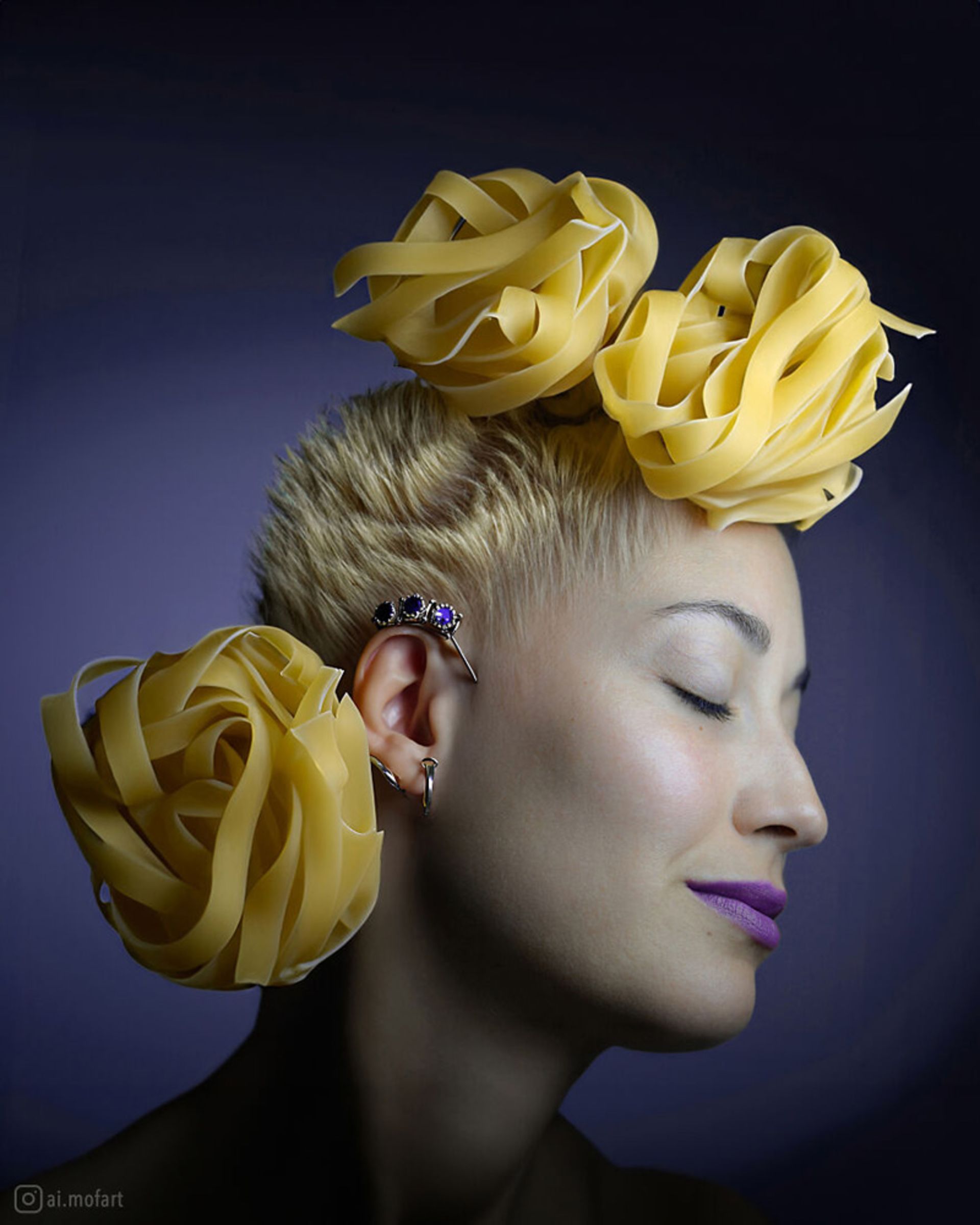 زنی با مدل موی ساخته‌شده از پاستای خام