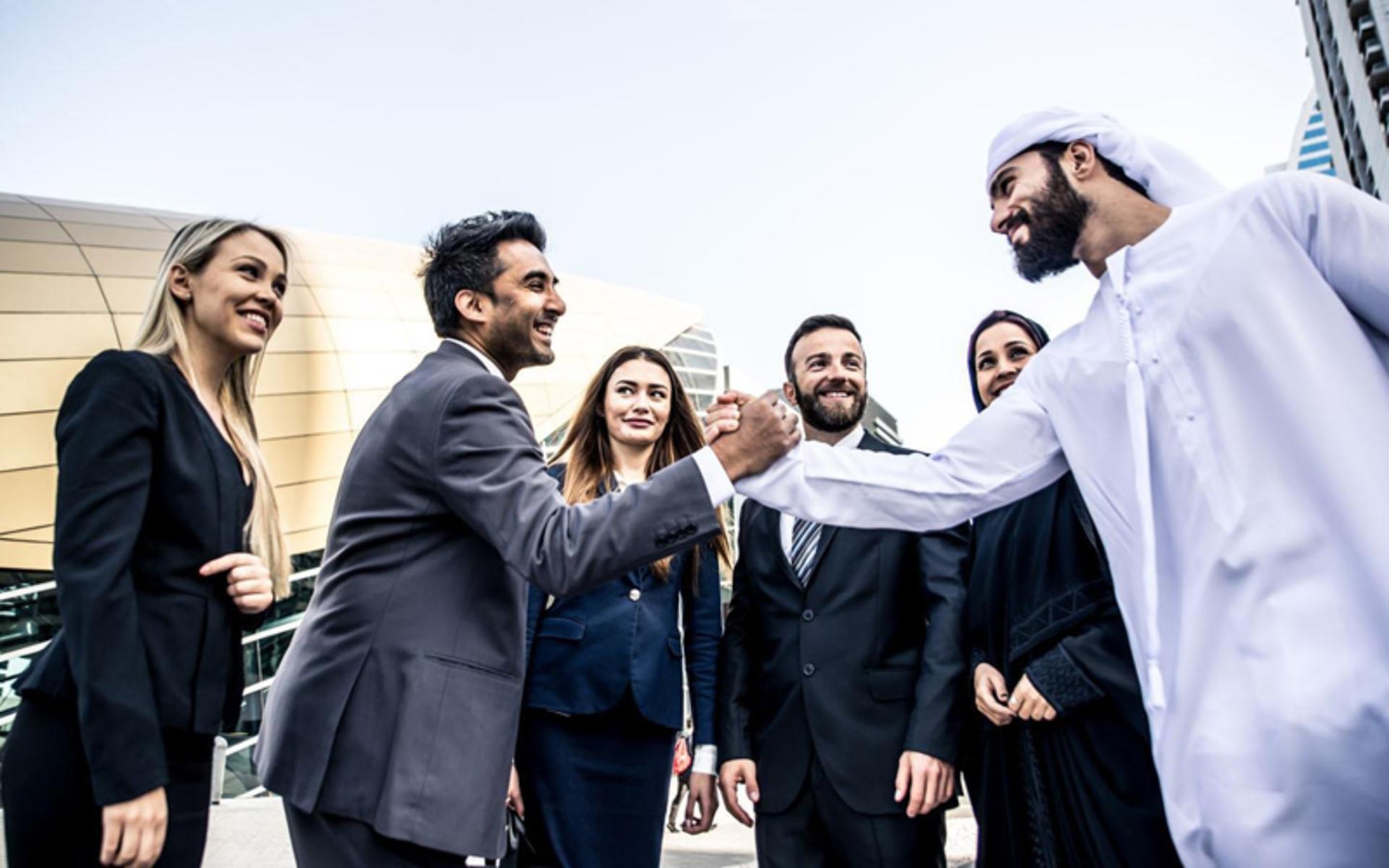معاشرت مرد بومی دبی با گردشگران خارجی