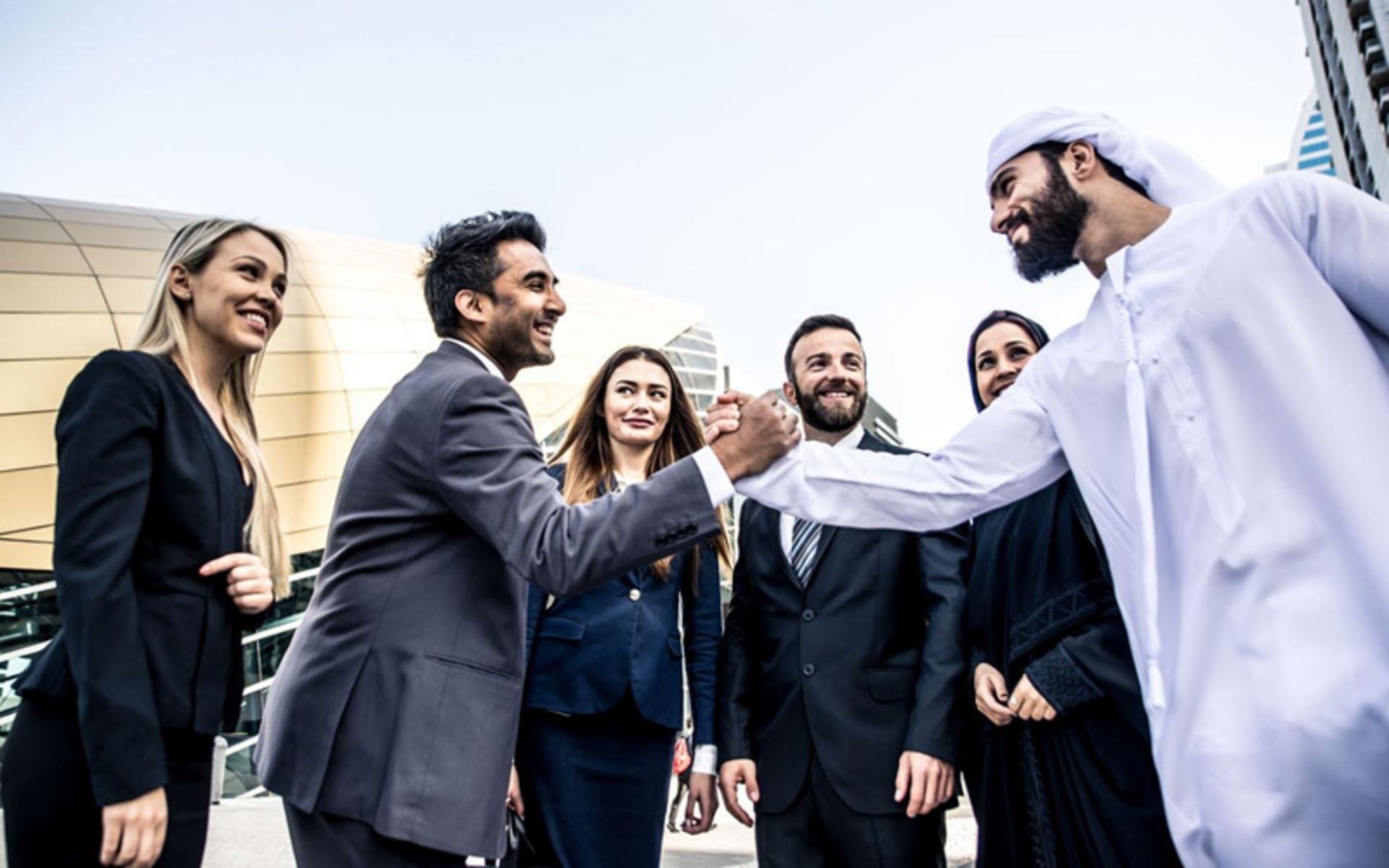 معاشرت مرد بومی دبی با گردشگران خارجی