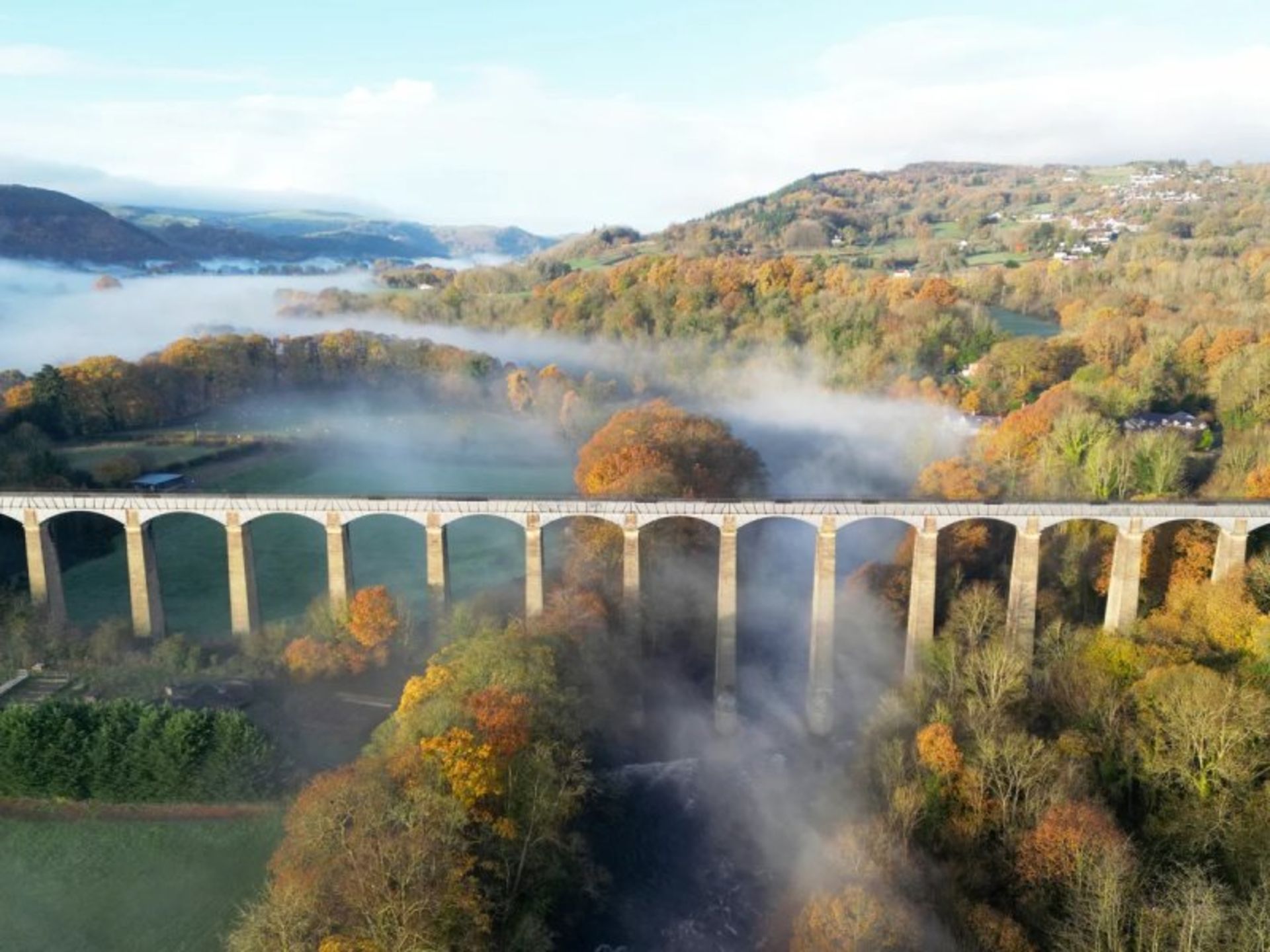 آباره پون‌کاسیلته در میان درختان در ولز