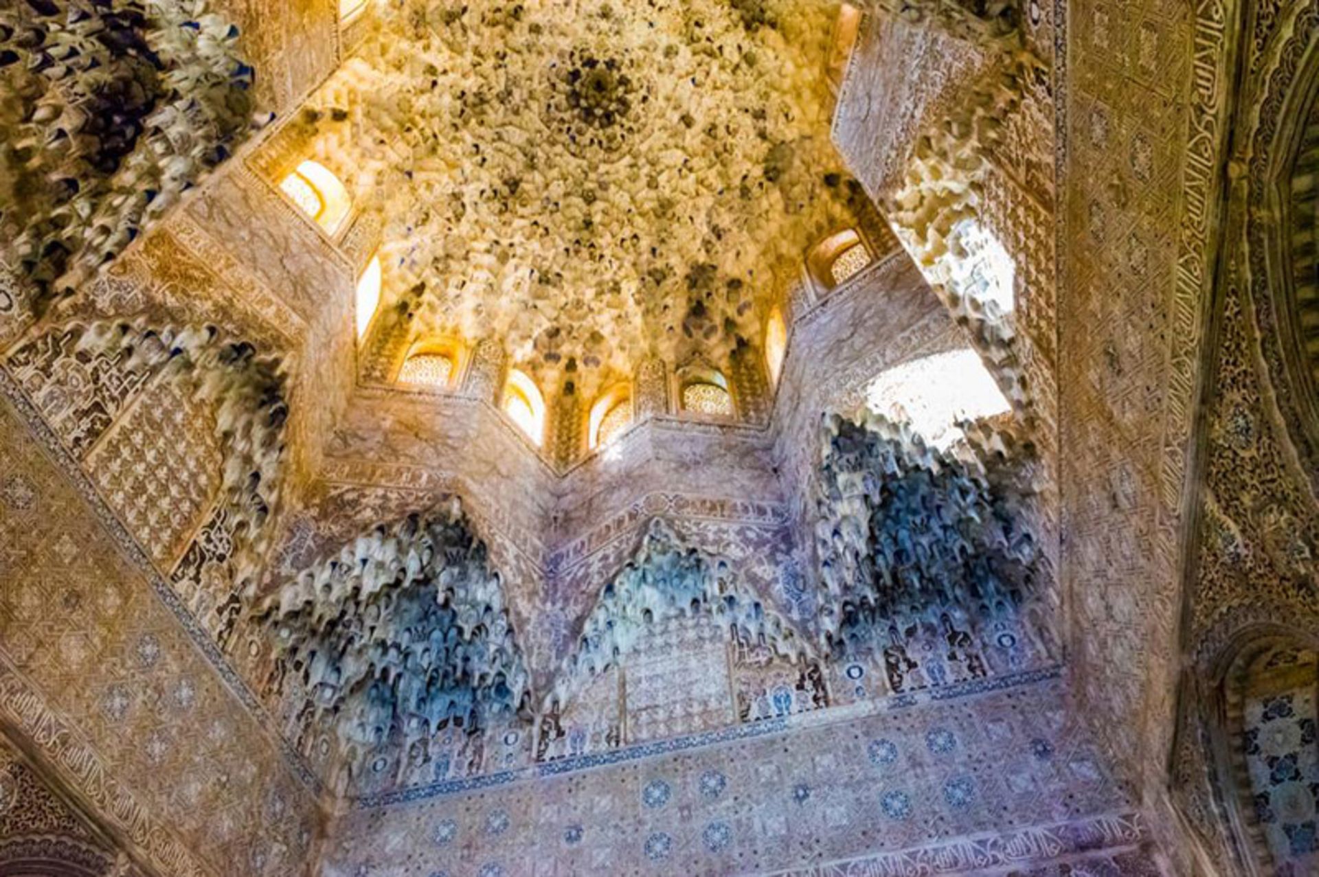 سقف مقرنس کاری در کاخ الحمرا اسپانیا