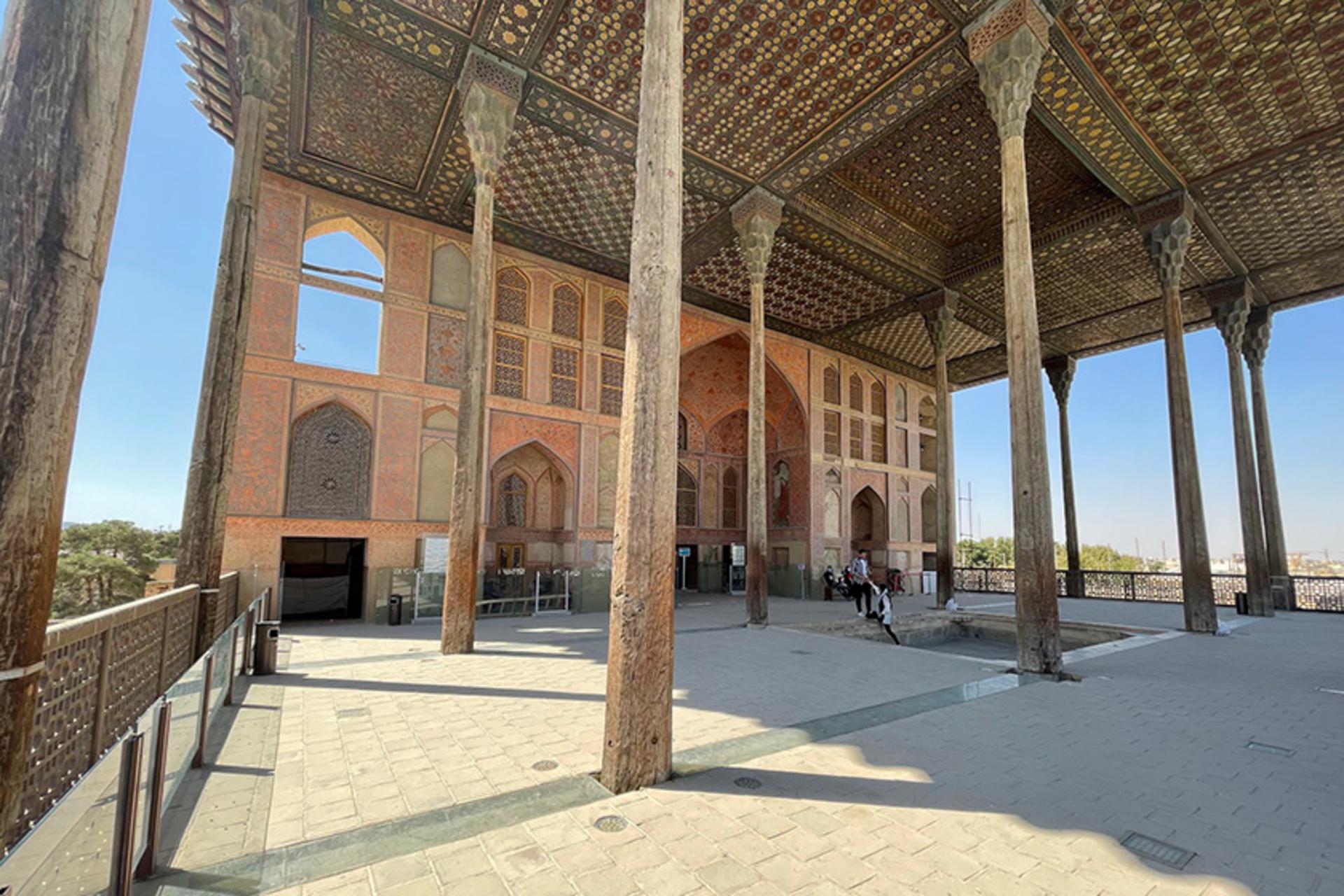 ستون های چوبی عمارت عالی قاپو