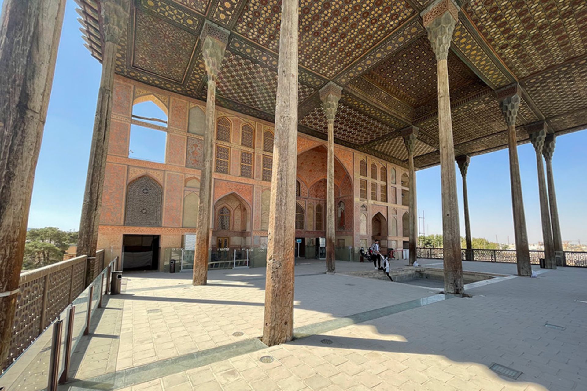 ستون های چوبی عمارت عالی قاپو