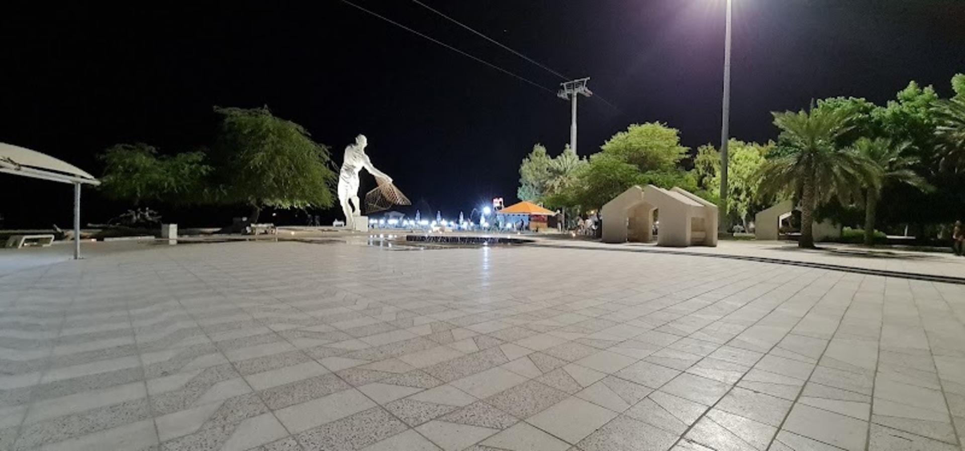 پارک مرد ماهیگیر کیش در شب