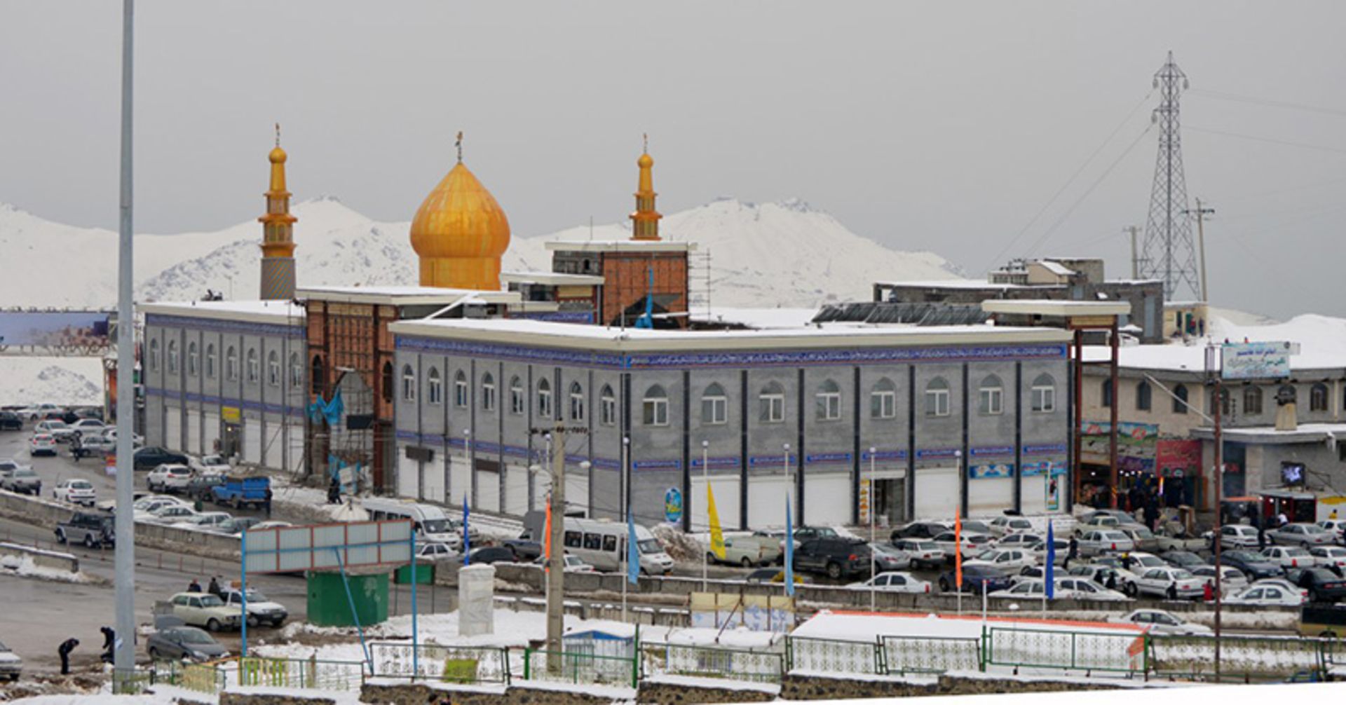 آرامگاه امامزاده هاشم در حاشیه جاده هراز