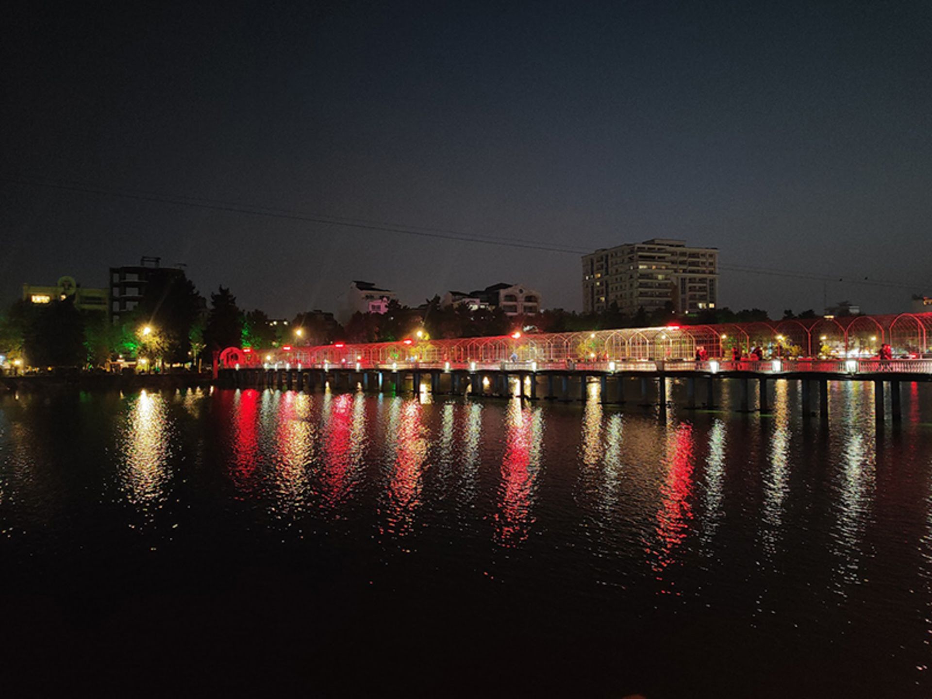 نورپردازی استخر لاهیجان در شب