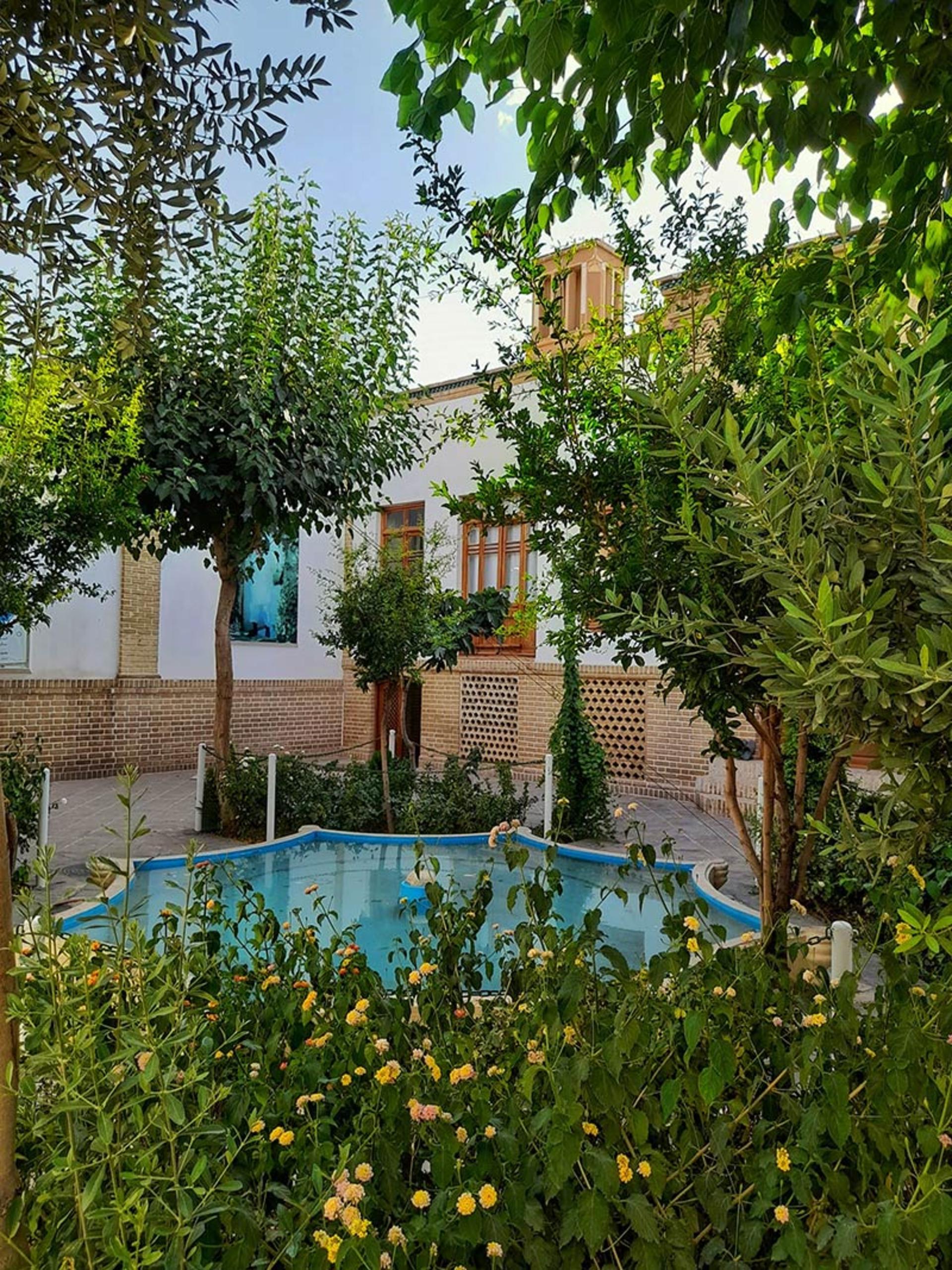 حیاط سرسبز خانه تاریخی امام خمینی قم