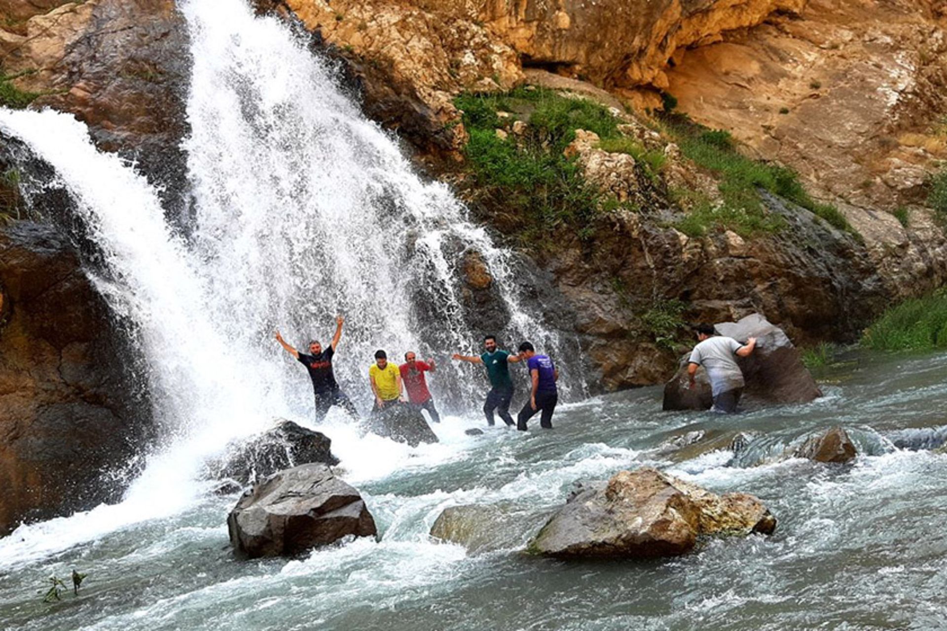 تفریح گردشگران در دره زمان