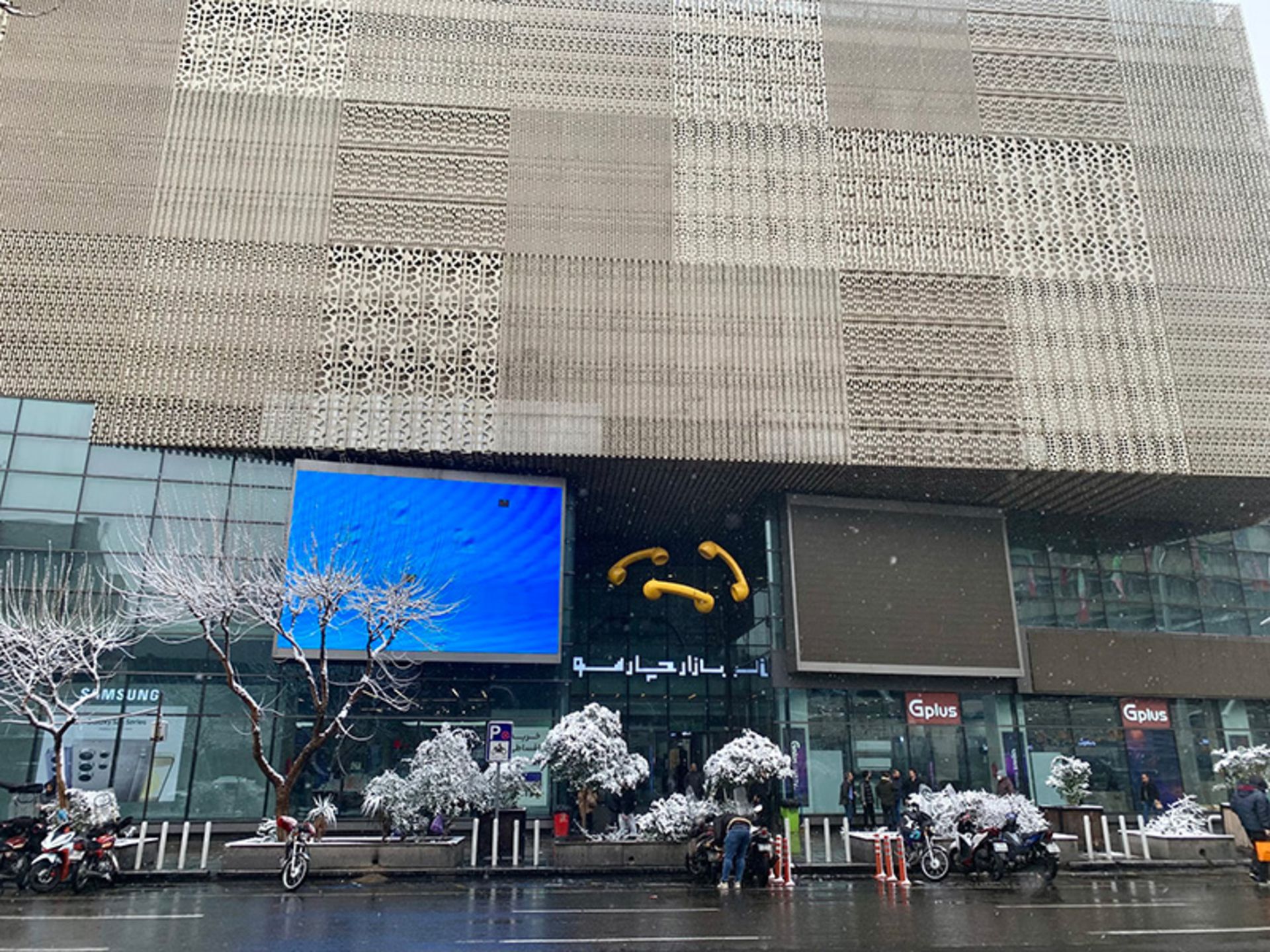 ورودی پاساژ چارسو در یک روز برفی زمستانی