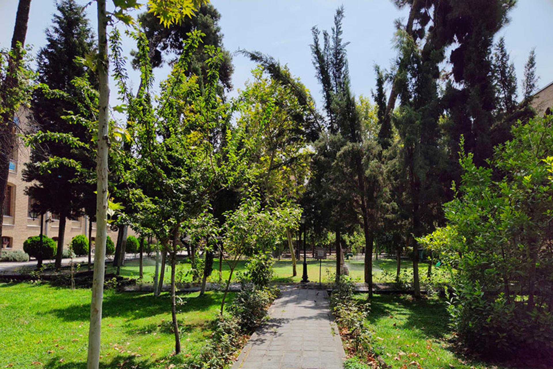 پوشش گیاهی سرسبز باغ نگارستان