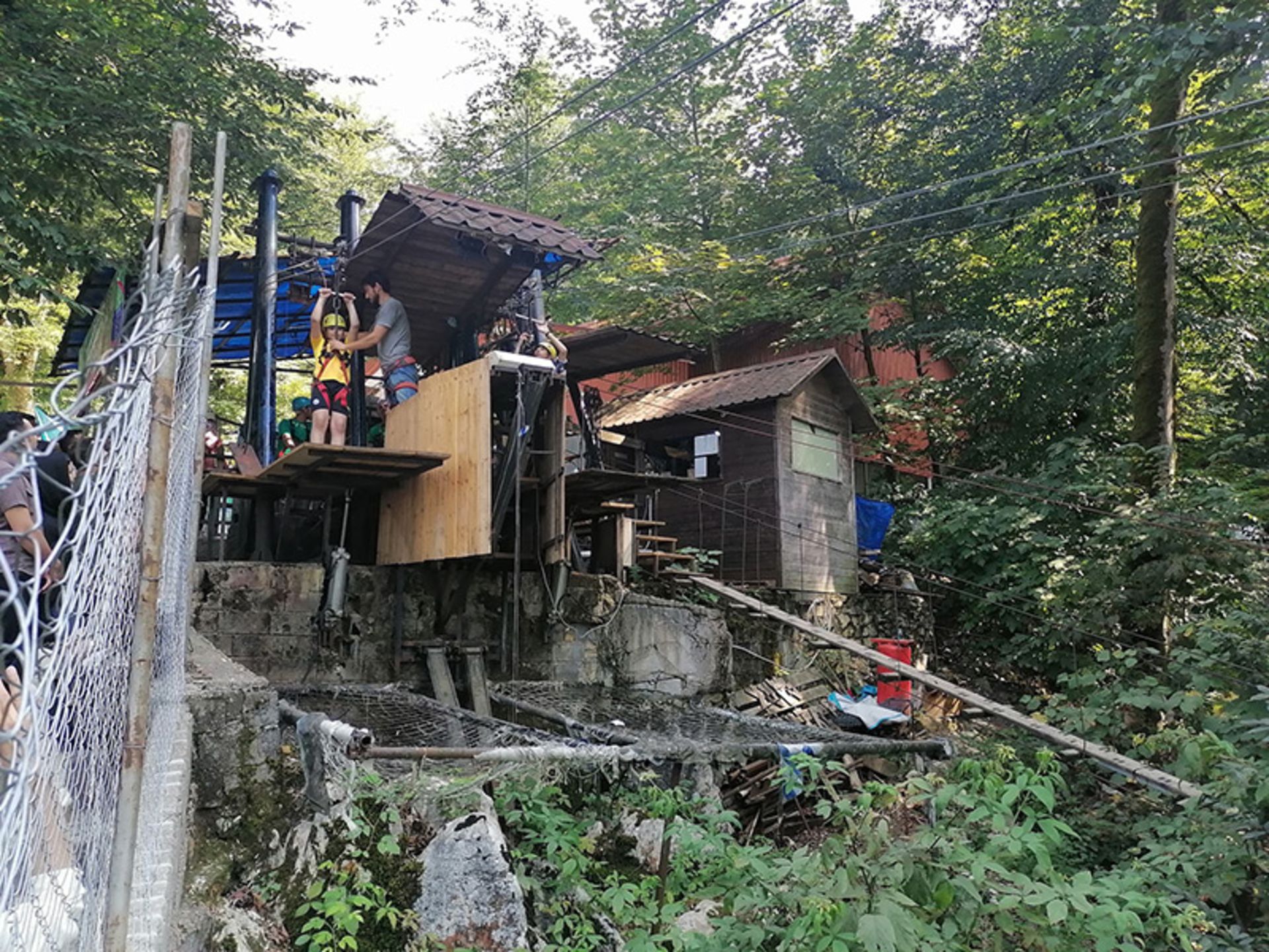 ایستگاه سوار شدن زیپ لاین نمک آبرود