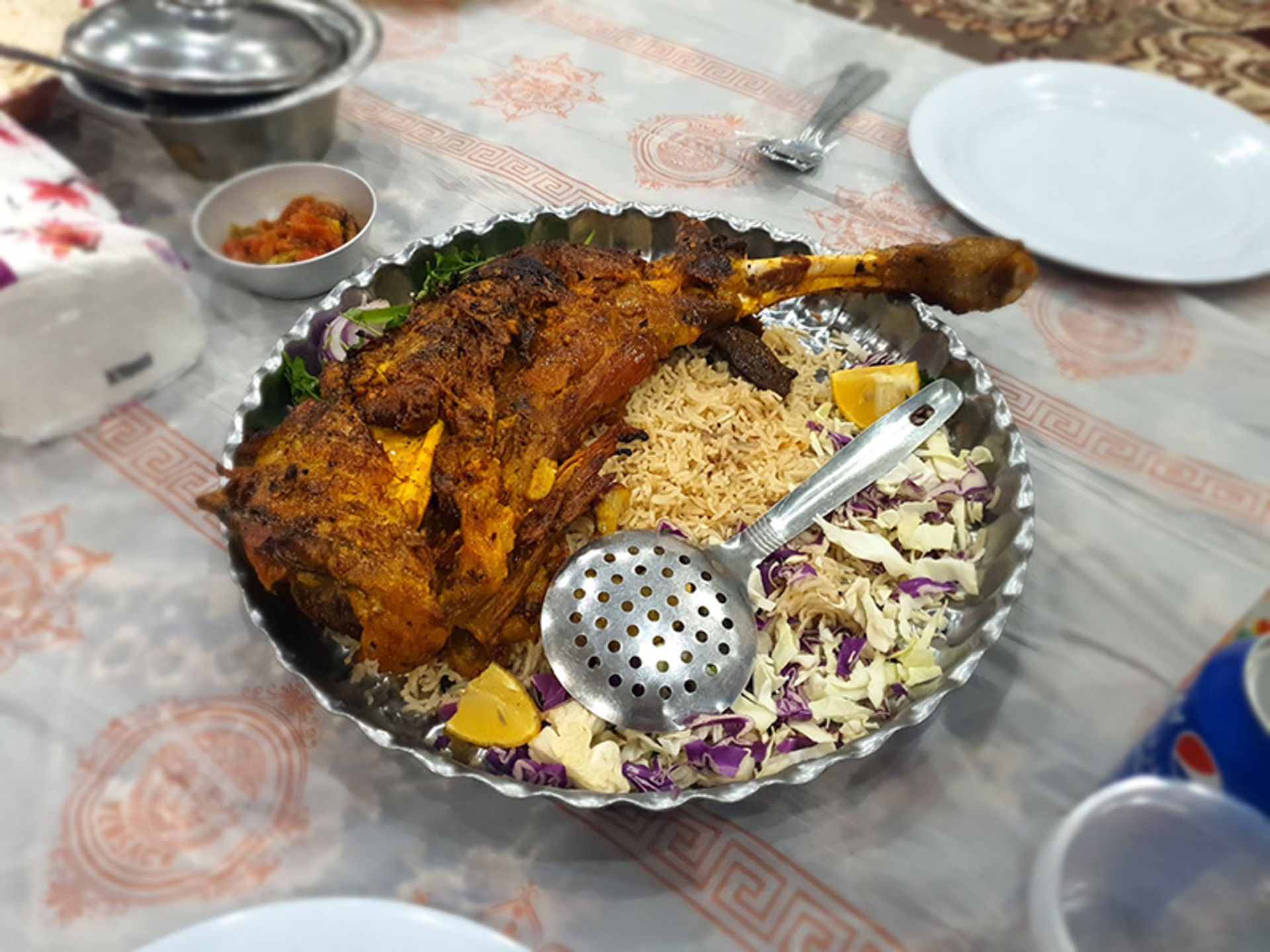 سینی غذای رستوران براسان چابهار