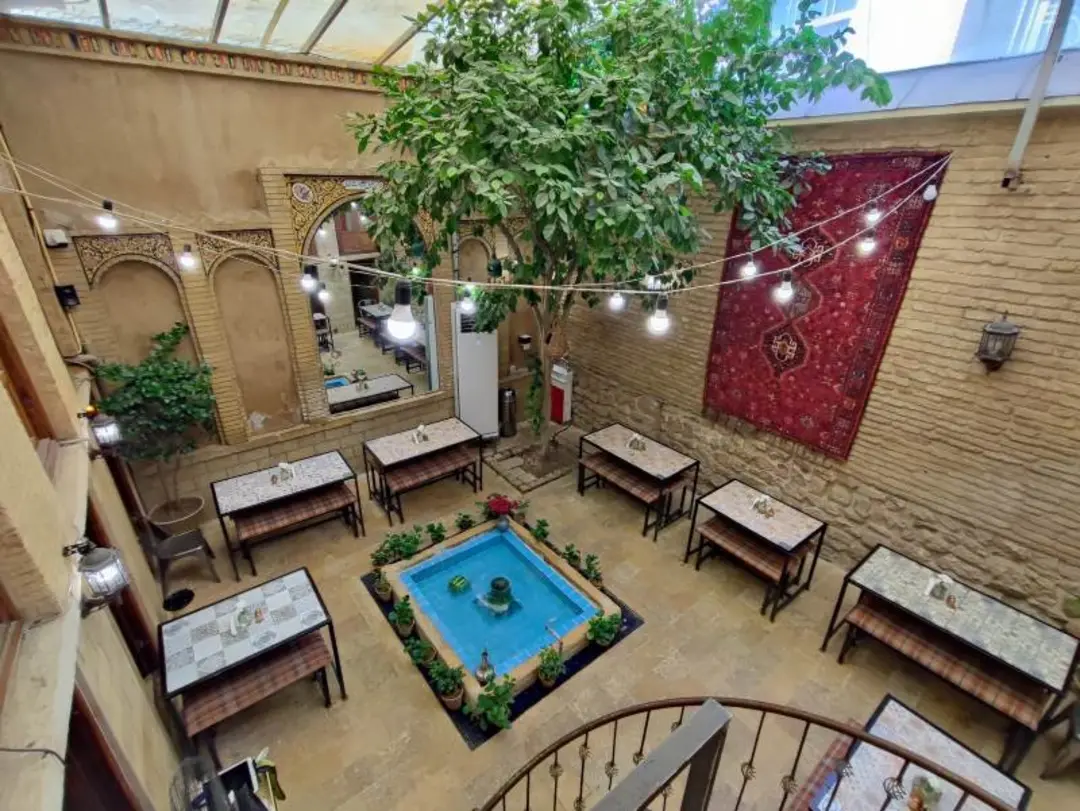 تخت های سنتی در حیاط رستوران دوسی شیراز