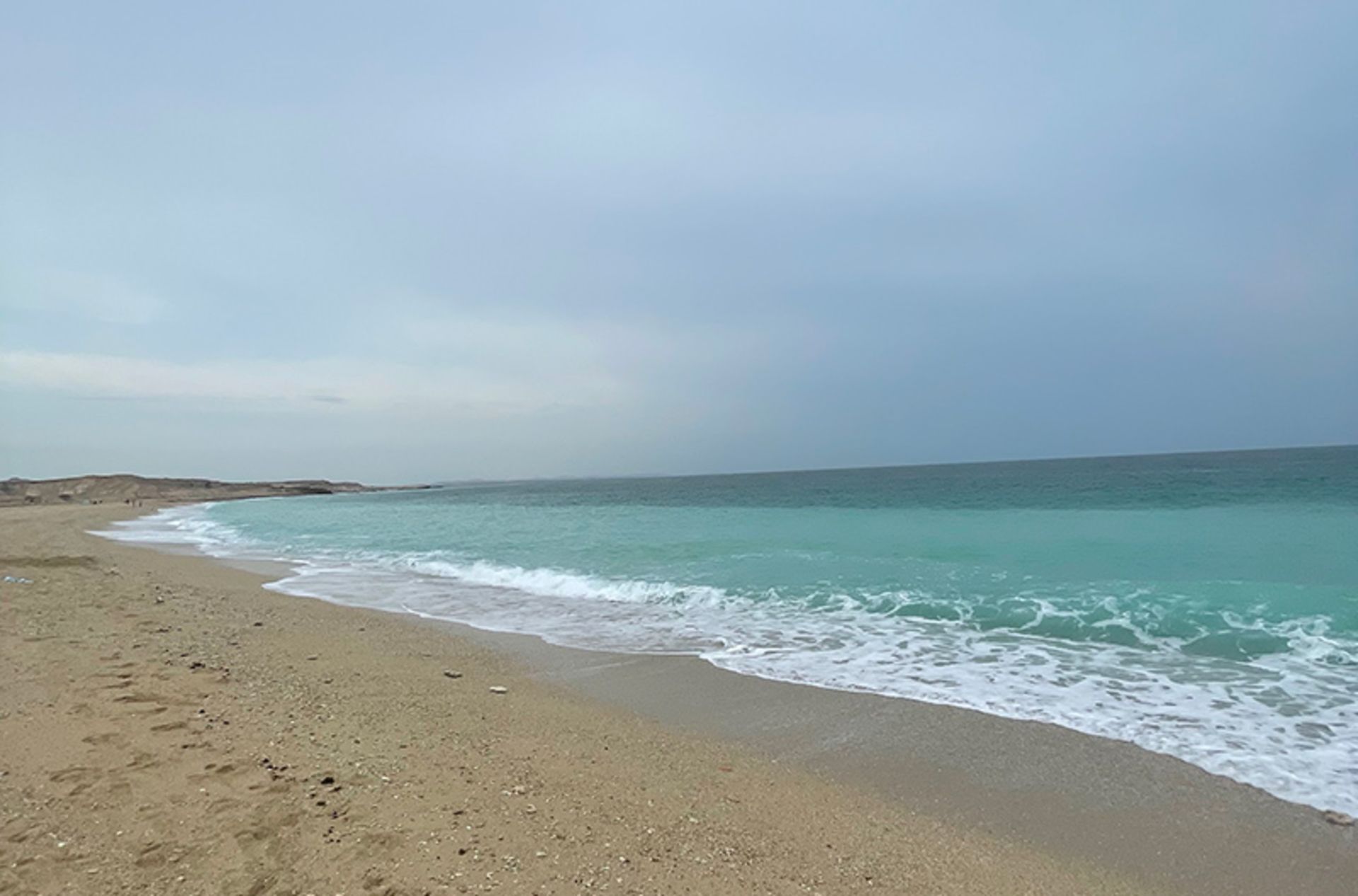 امواج دریا در ساحل خنیزی جزیره هنگام