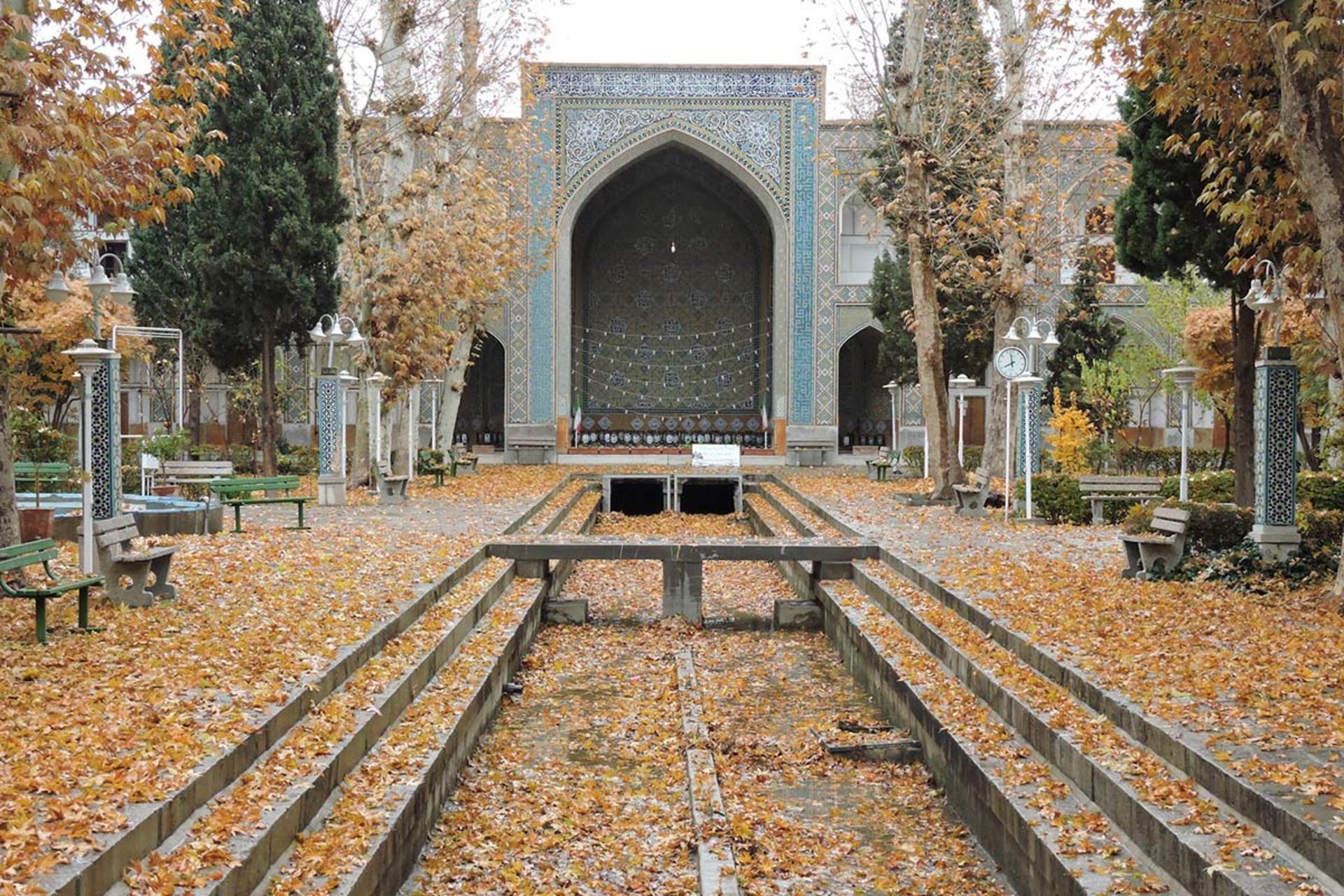 مدرسه چهارباغ اصفهان در فصل پاییز