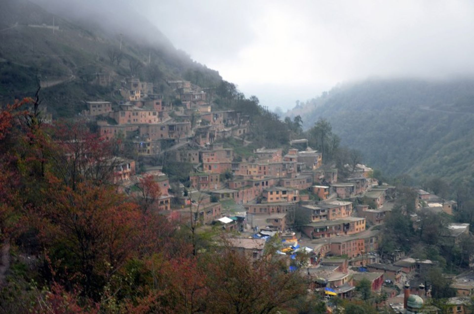 هوای مه آلود و طبیعت پاییزی ماسوله