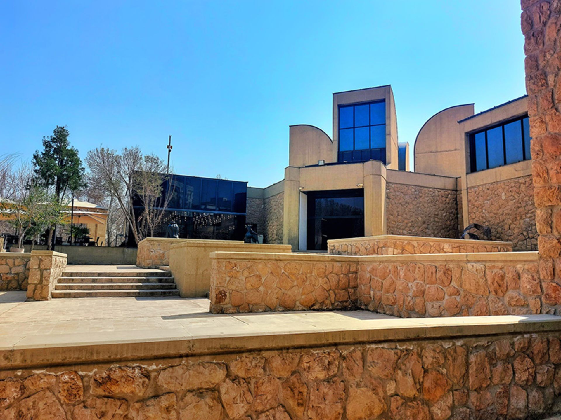 معماری خاص ساختمان موزه هنرهای معاصر تهران