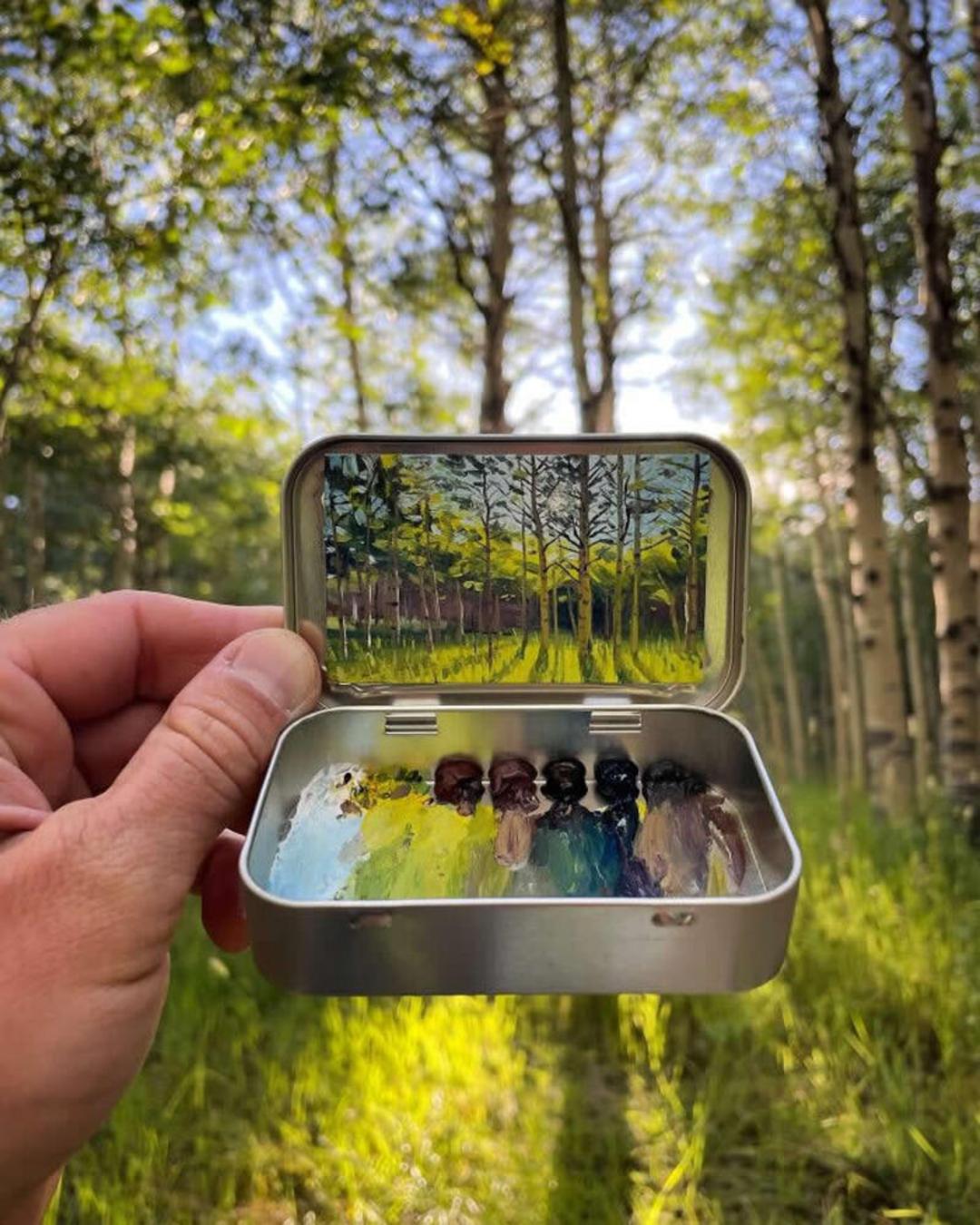 نقاشی مینیاتوری از طبیعت روی قوطی فلزی