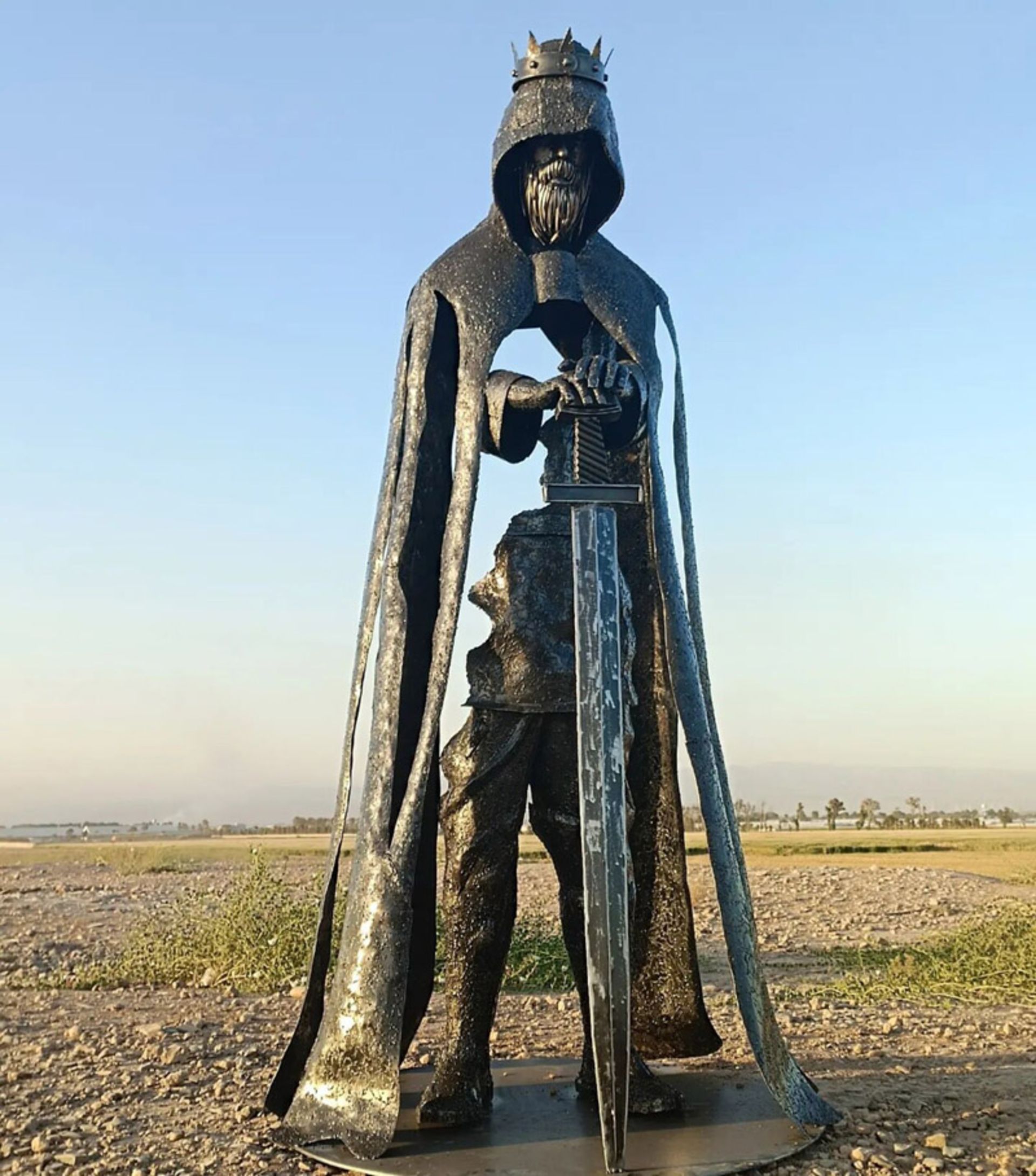 مجسمه فلزی شوالیه ای با شمشیر