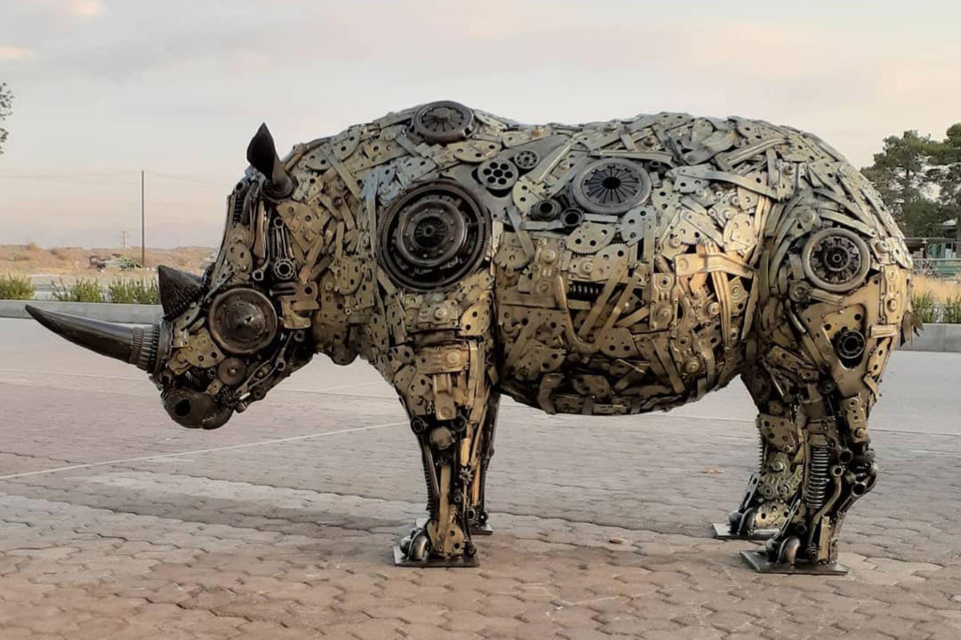 مجسمه فلزی کرگدن