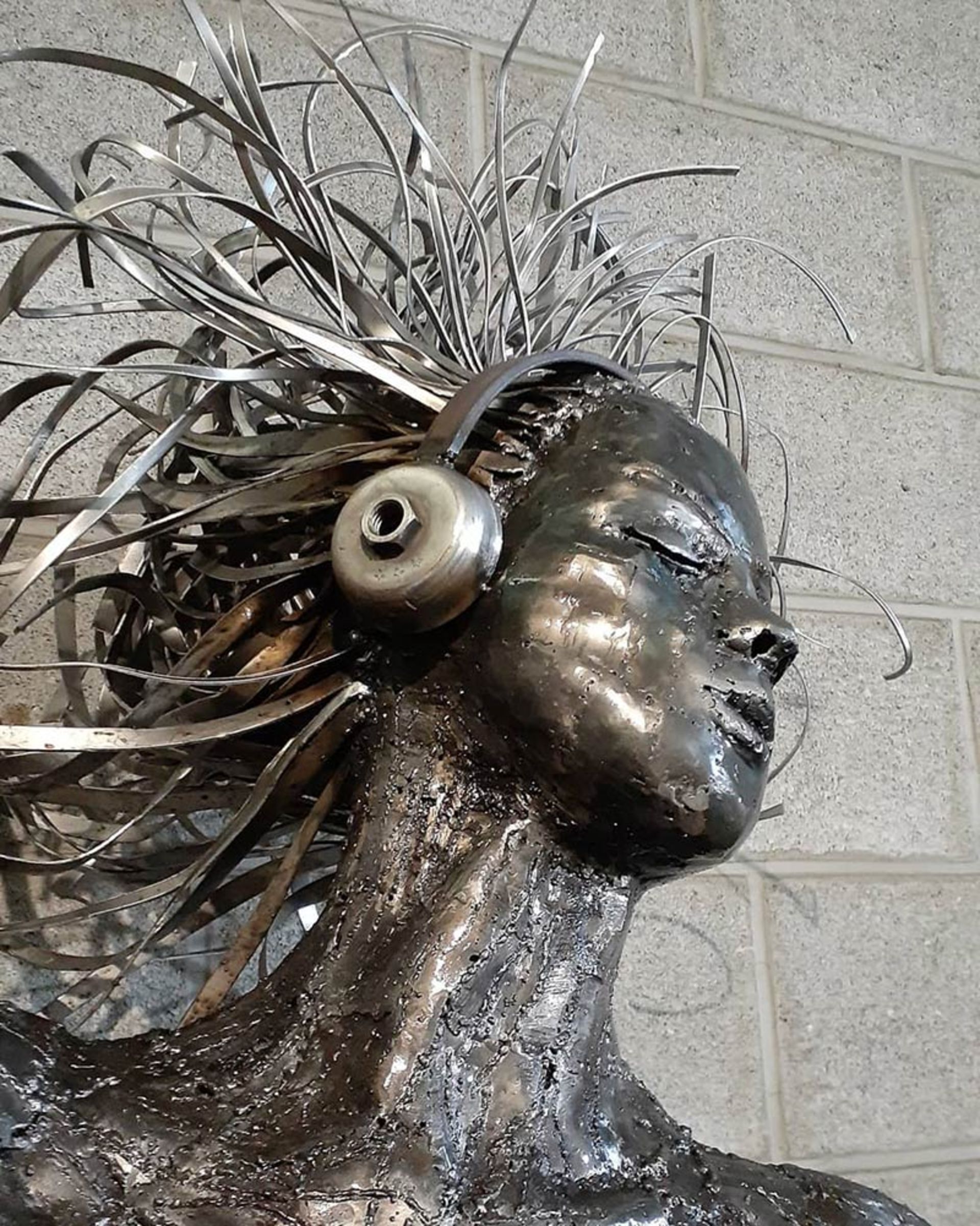 مجسمه فلزی دختری با هدفون