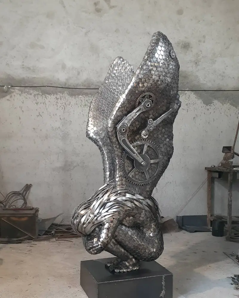 مجسمه فلزی فرشته غمگین