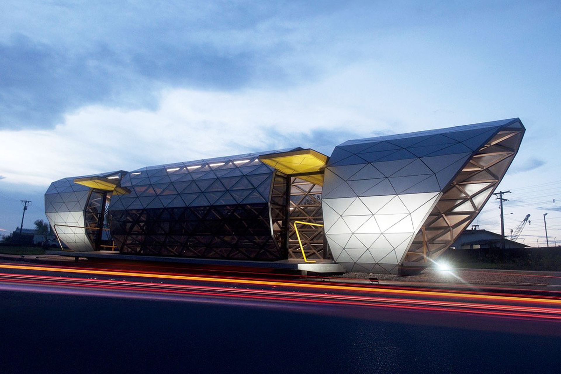 نمای کلی ایستگاه اتوبوس آمازون با طراحی آینده‌نگر 