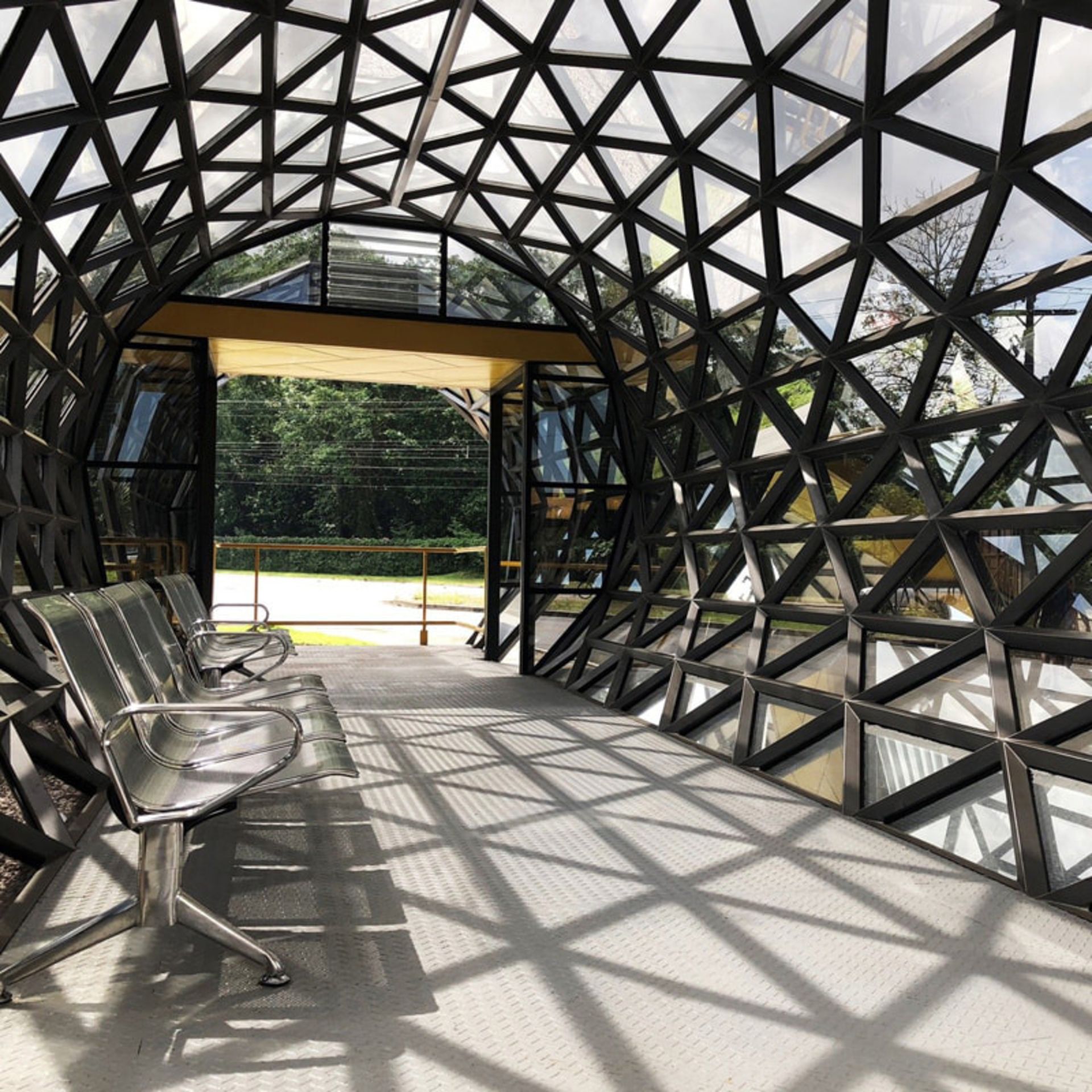 نمای داخلی ایستگاه اتوبوس آمازون