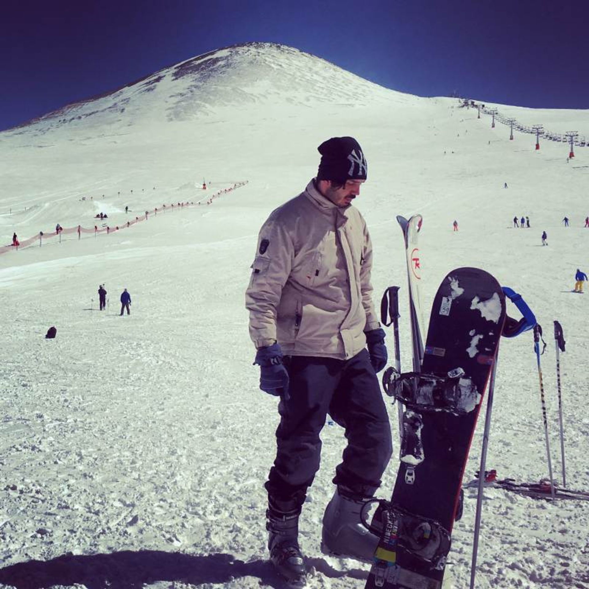 افراد در حال انجام اسکی در پیست بین المللی اسکی توچال تهران