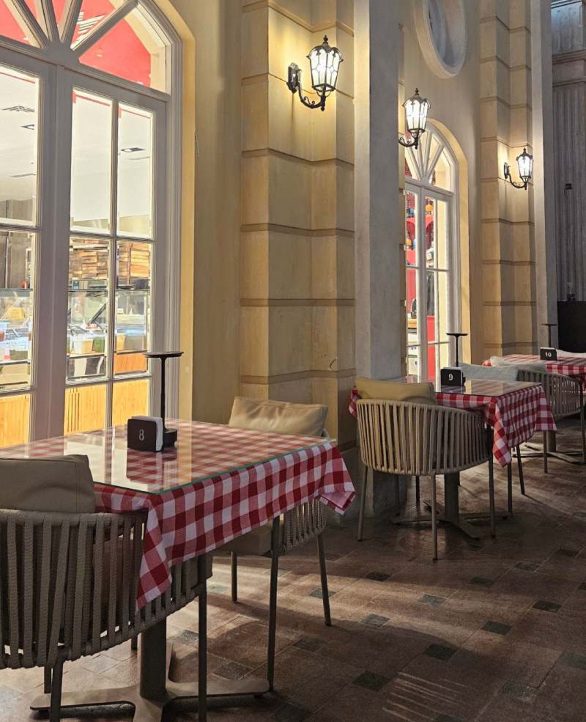 میز و صندلی ها در فود پلازا ایران مال